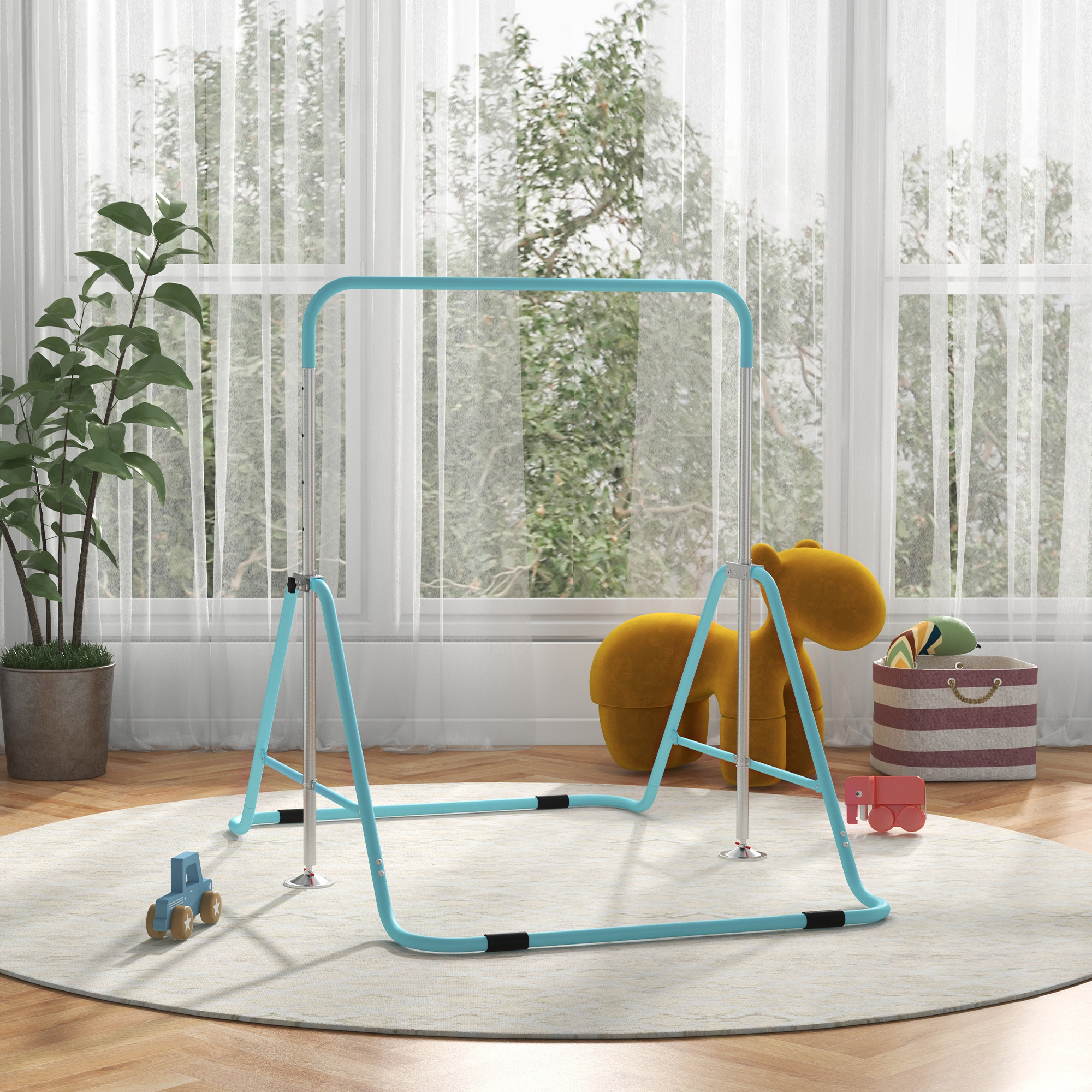 Un arco giochi turchese si trova su un tappeto rotondo davanti a una finestra con tende bianche.