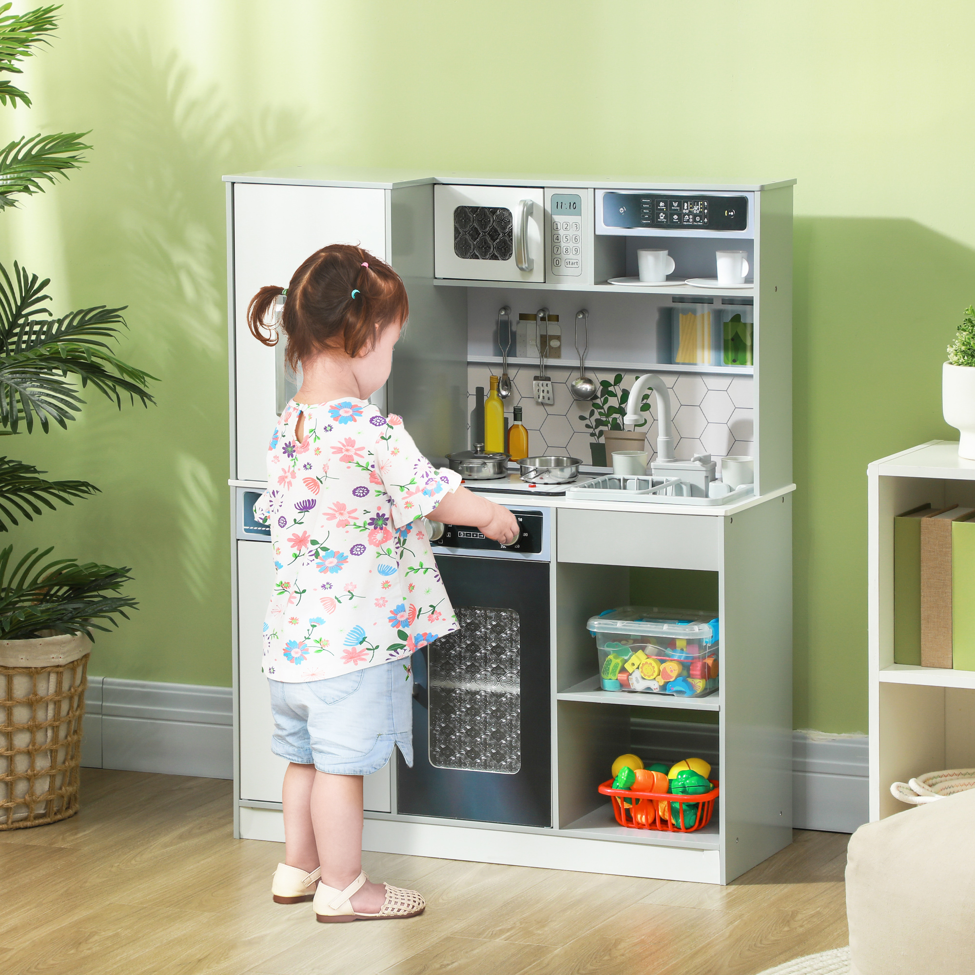 Una bambina gioca con una cucina giocattolo, accanto a un cesto di verdure giocattolo.