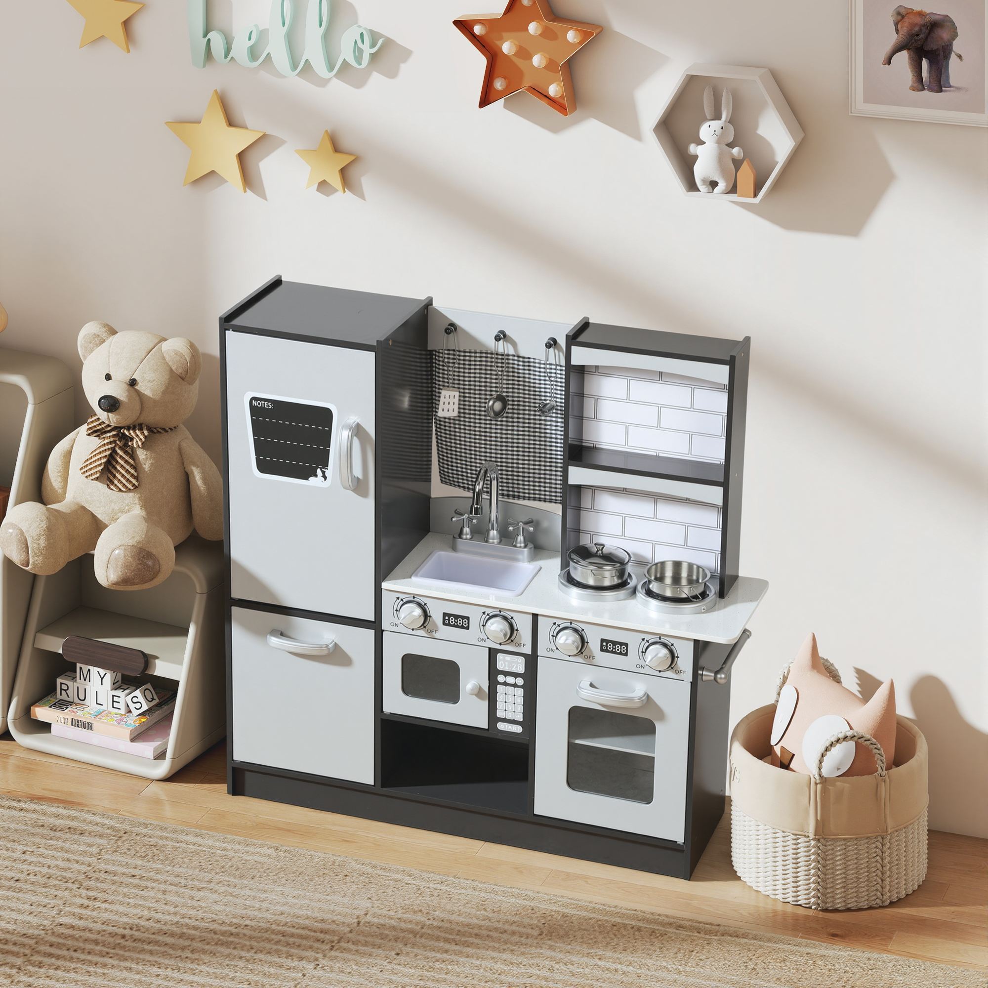 Un set da cucina giocattolo con frigorifero, fornello, forno e accessori accanto a una libreria.