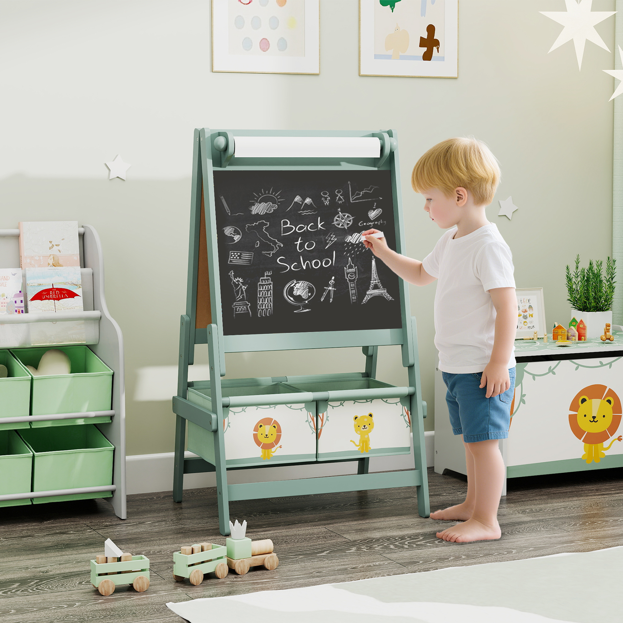 Un bambino piccolo disegna su una lavagna in una cameretta.