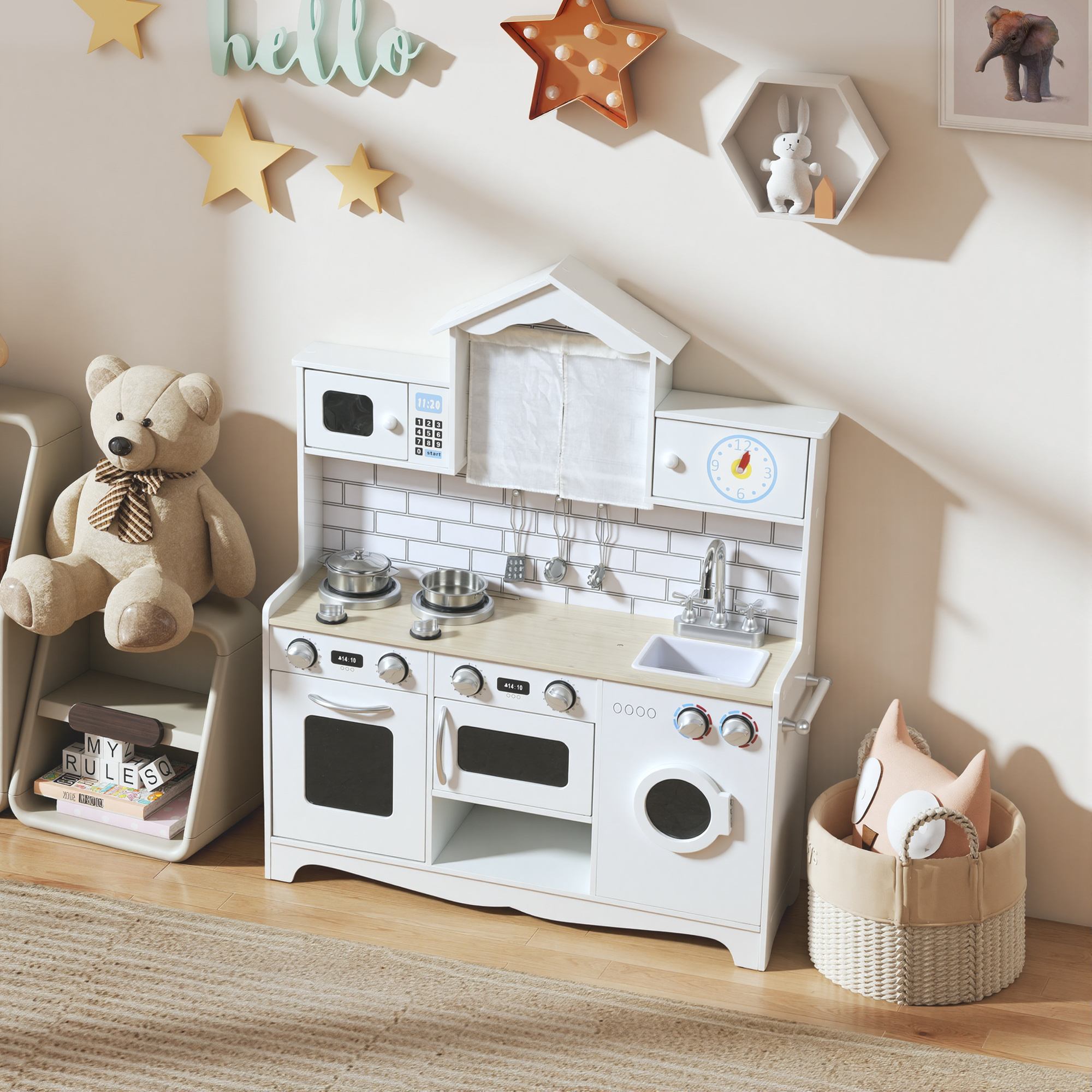 Set cucina giocattolo con orsacchiotto, stelle e decorazioni murali.