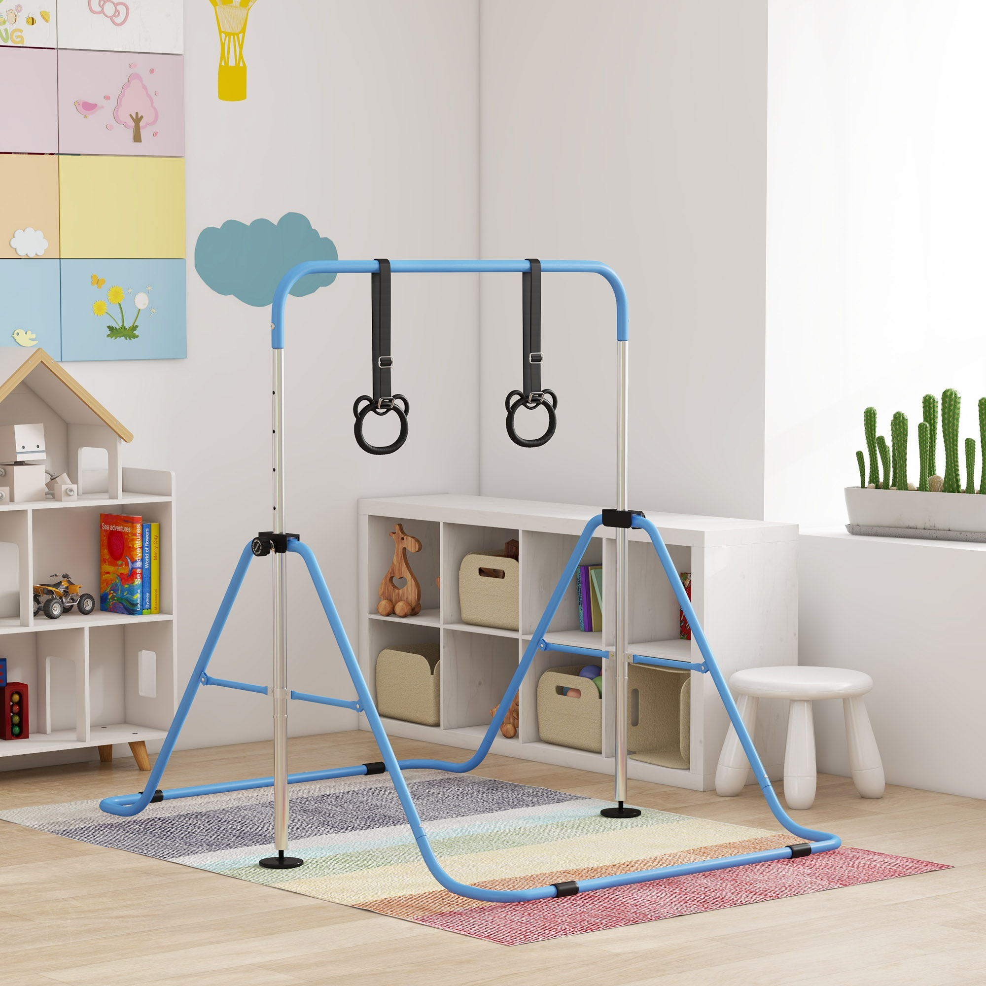 Una struttura da arrampicata blu con anelli si trova su un tappeto colorato accanto a una libreria.