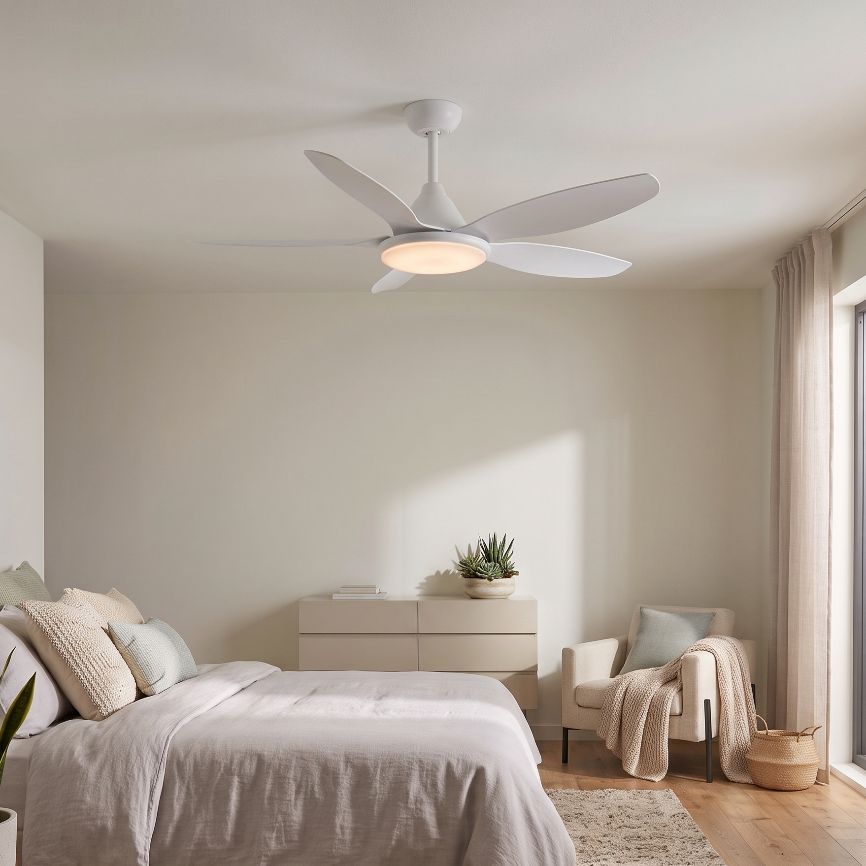 Un dormitorio con cama, ventilador de techo y sillón.