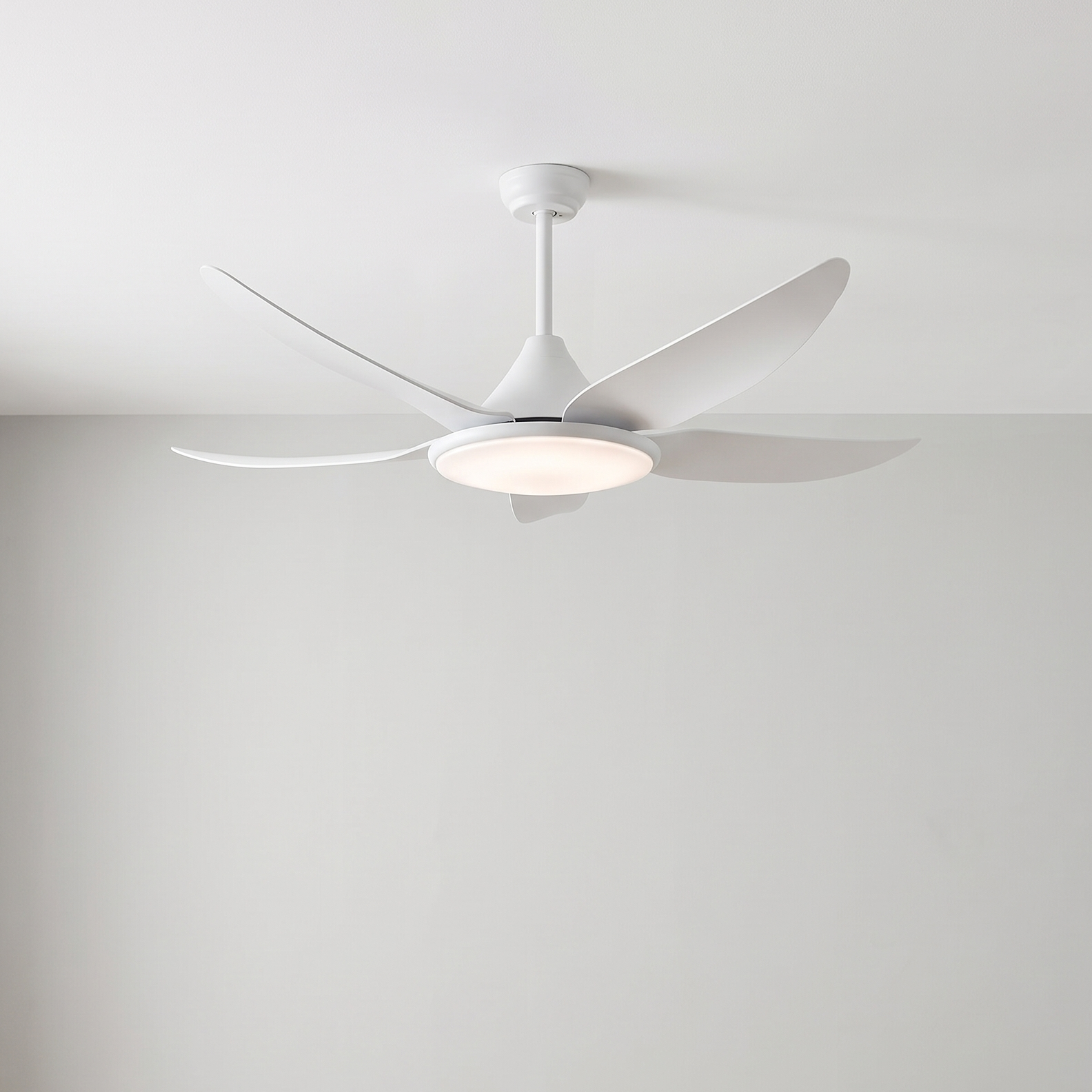 Un ventilador de techo blanco con cinco aspas y una luz central iluminada.