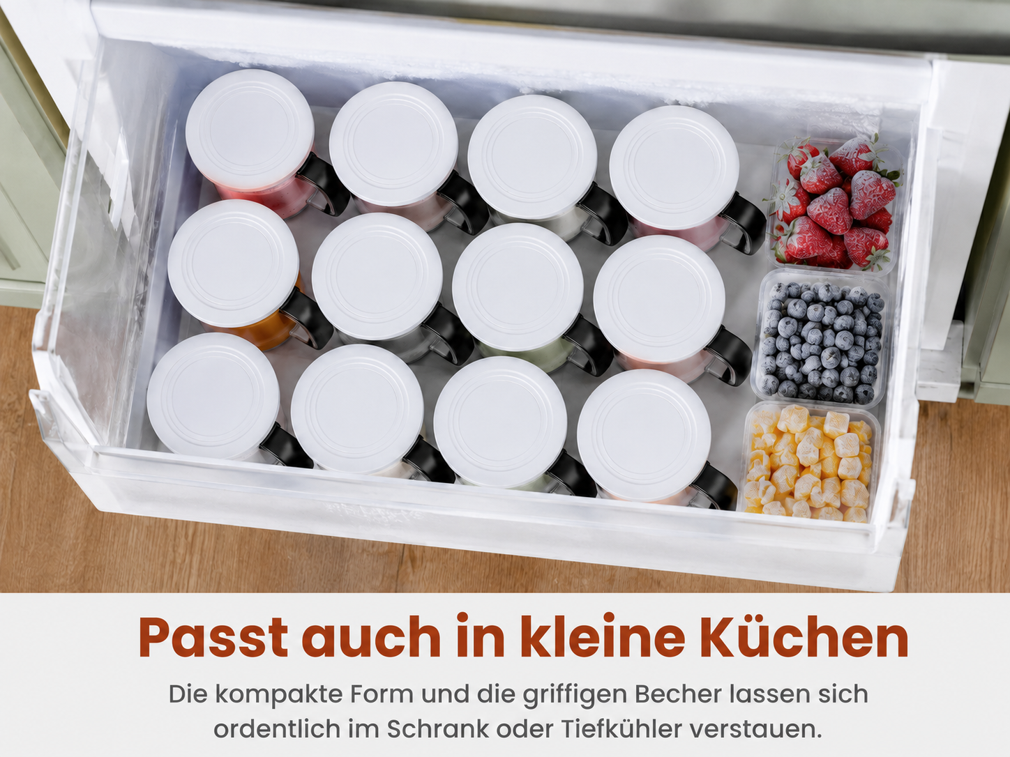 Gefrierfach mit verschlossenen Behältern und Beeren.