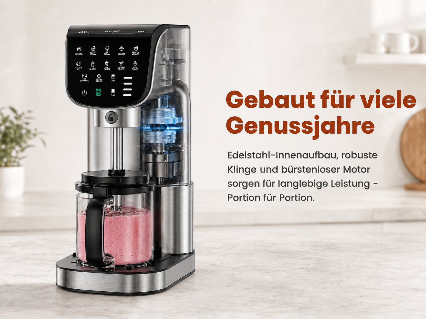 Ein silberner Eisbereiter mit pinkem Smoothie im Glasbehälter auf einer Küchentheke.