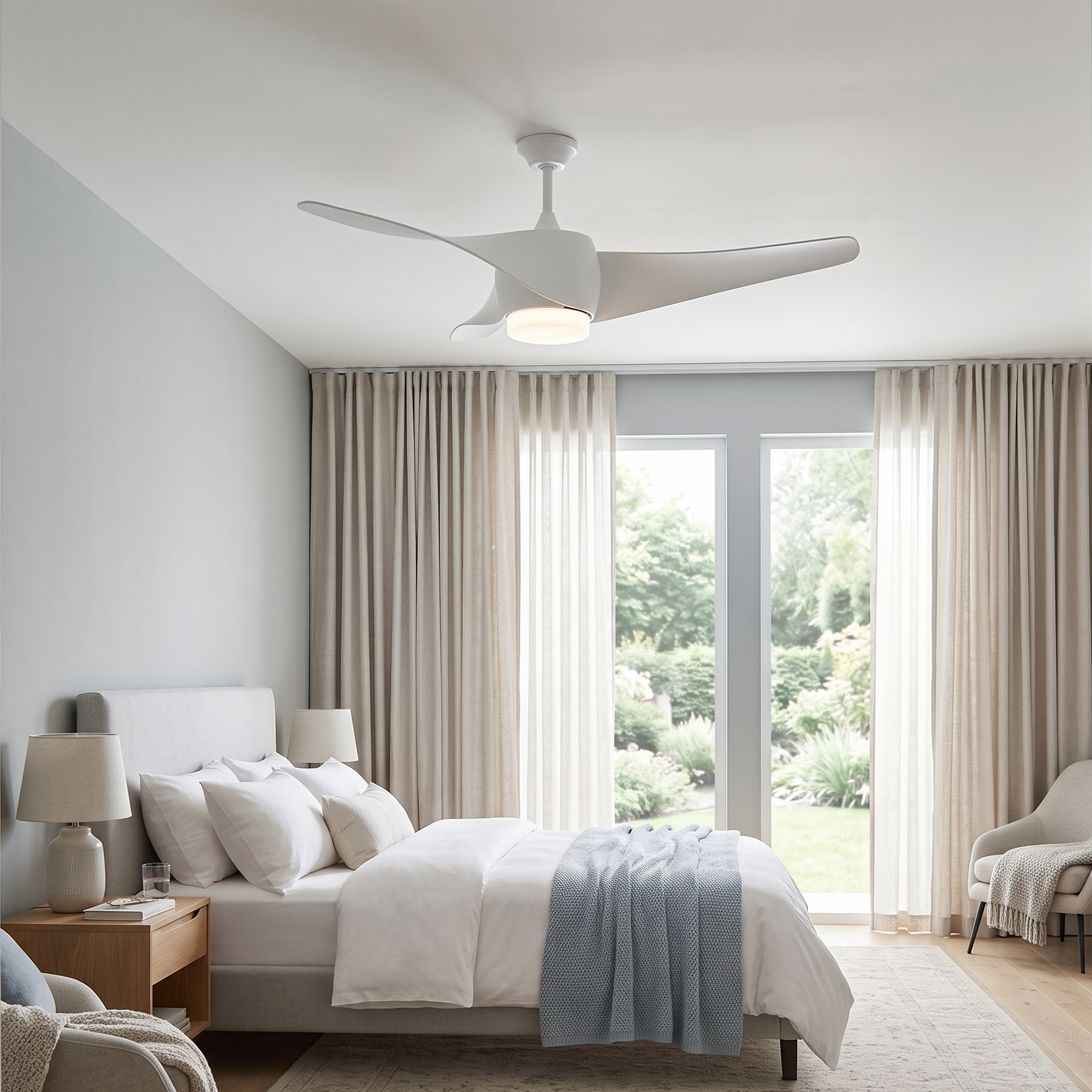 Una camera da letto con letto, ventilatore a soffitto, lampade e tende.
