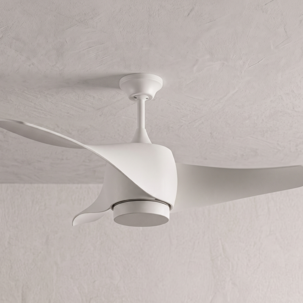 Un moderno ventilatore da soffitto bianco con pale curve pende da un soffitto testurizzato.