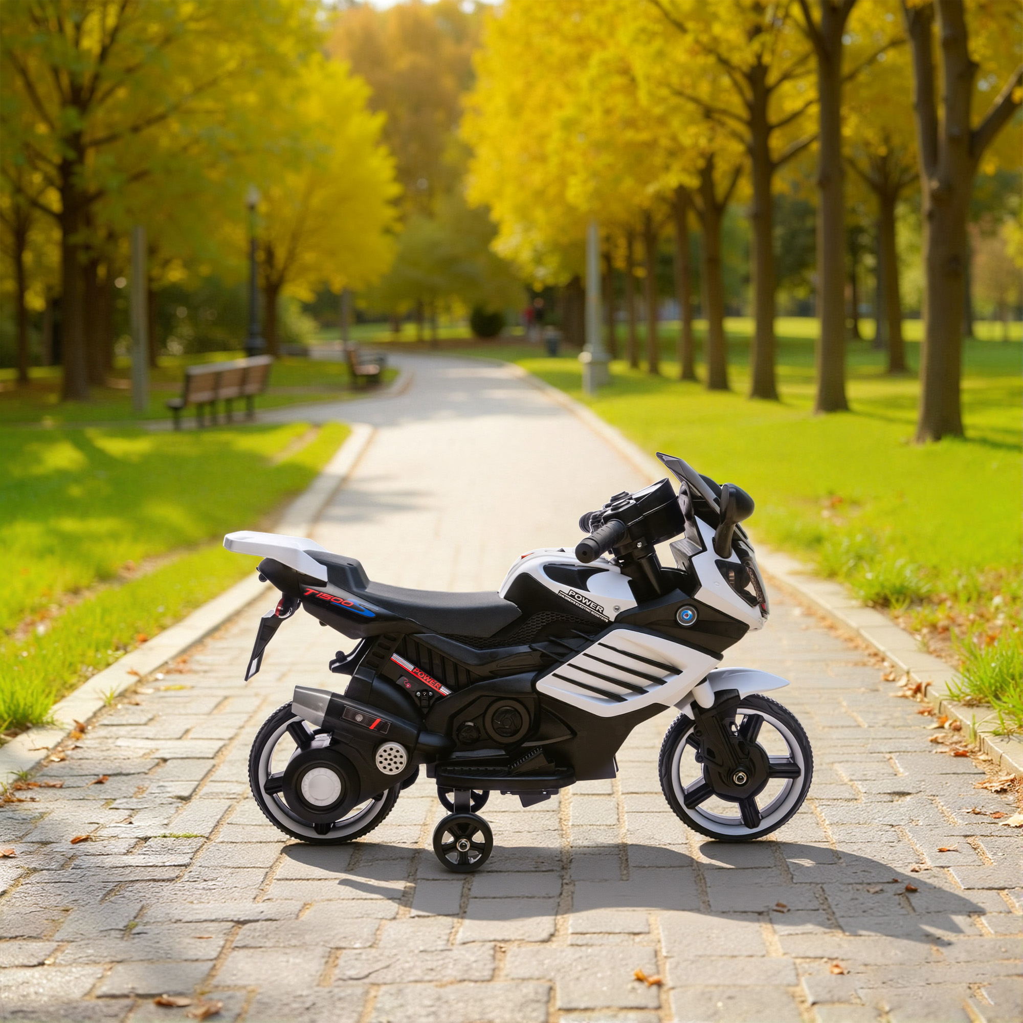 Una moto giocattolo bianca e nera si trova su un sentiero del parco.