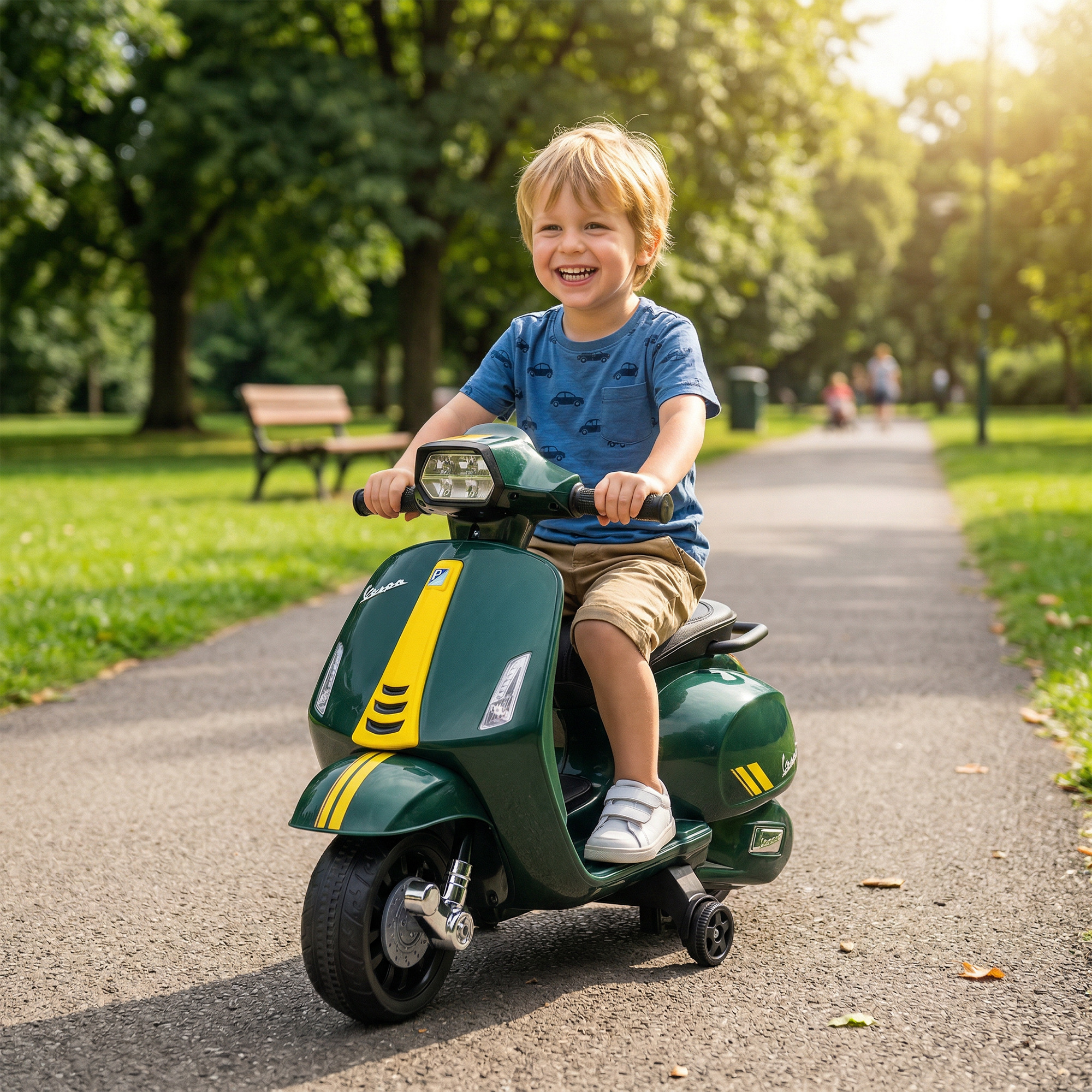 Un bambino guida un motorino giocattolo verde con strisce gialle su un sentiero del parco.