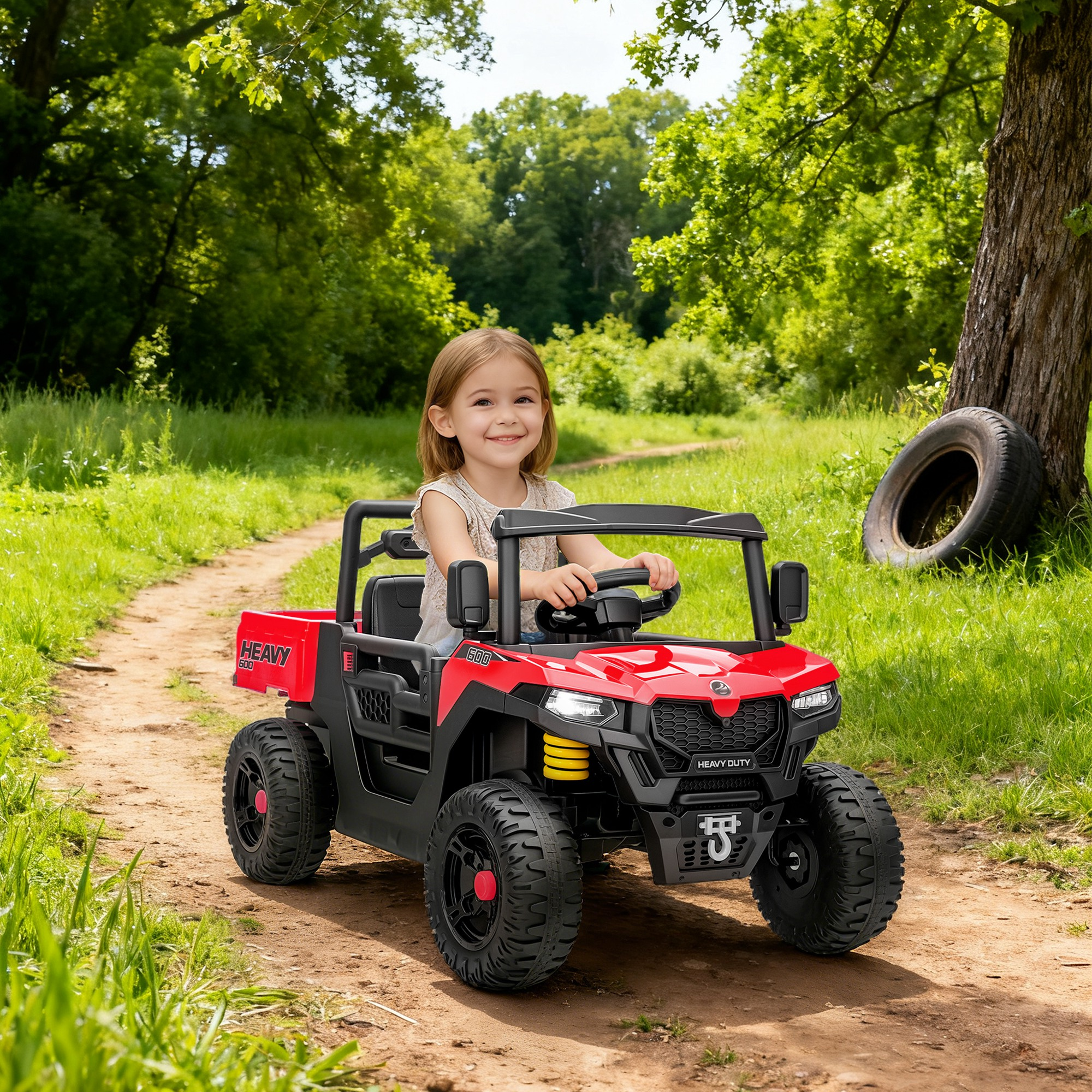 Una bambina guida un'auto giocattolo rossa su un sentiero sterrato, circondata da alberi.