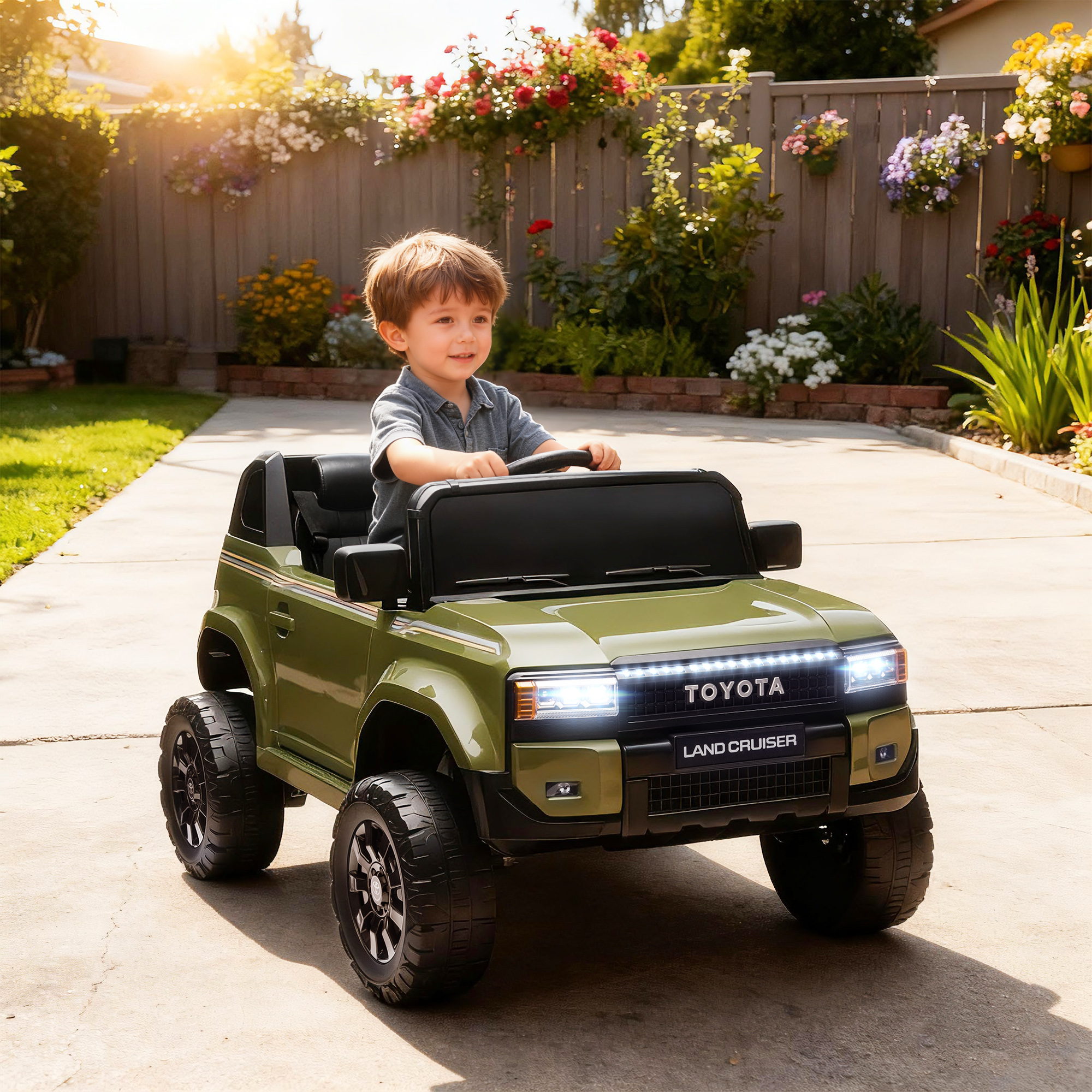 Un bambino guida una macchinina giocattolo verde con la scritta Toyota Land Cruiser.