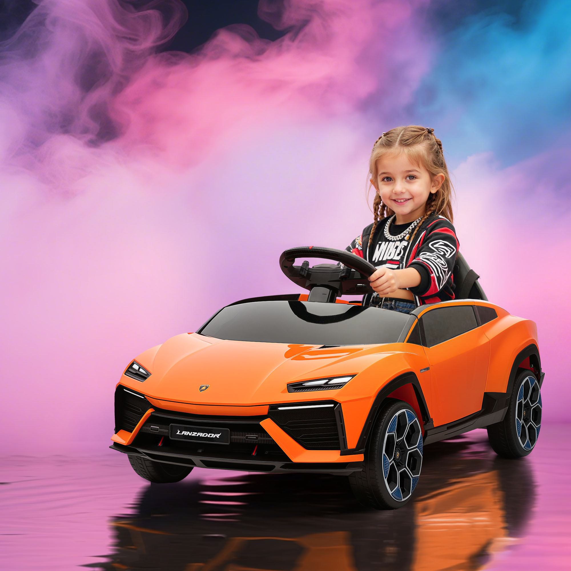 Una bambina seduta in un'auto giocattolo arancione, con sfondo di fumo colorato.