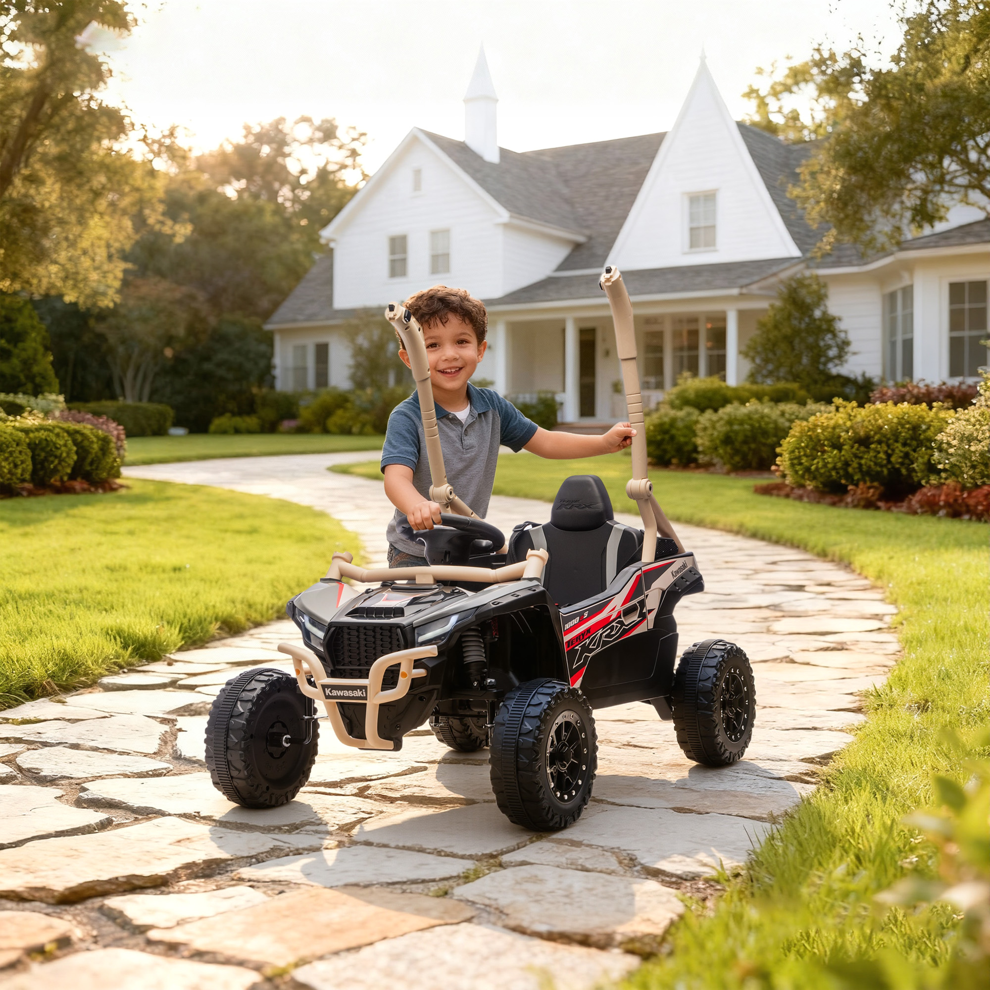 Un bambino è accanto a un quad per bambini nero con decalcomanie Kawasaki su un sentiero di giardino in pietra.