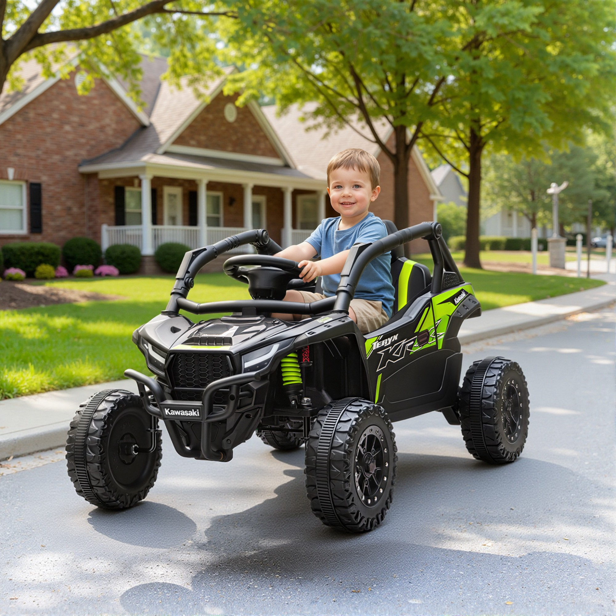 Un bambino guida un veicolo giocattolo Kawasaki nero e verde su una strada asfaltata.
