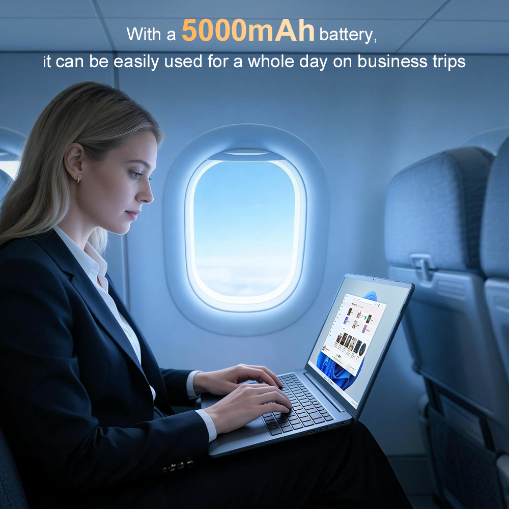 Mujer trabaja en portátil en avión, ventana con cielo azul al fondo.