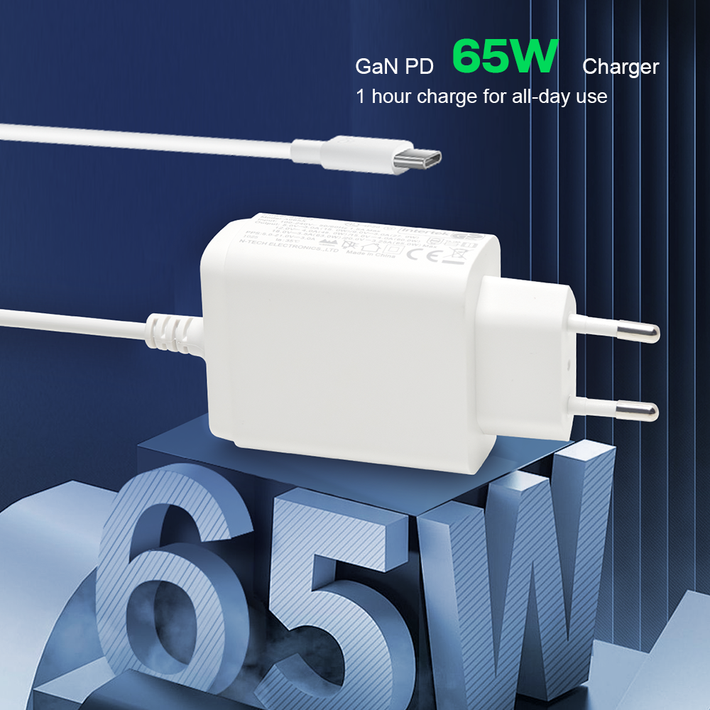 Un cargador blanco GaN PD de 65W con cable USB-C blanco sobre fondo azul.
