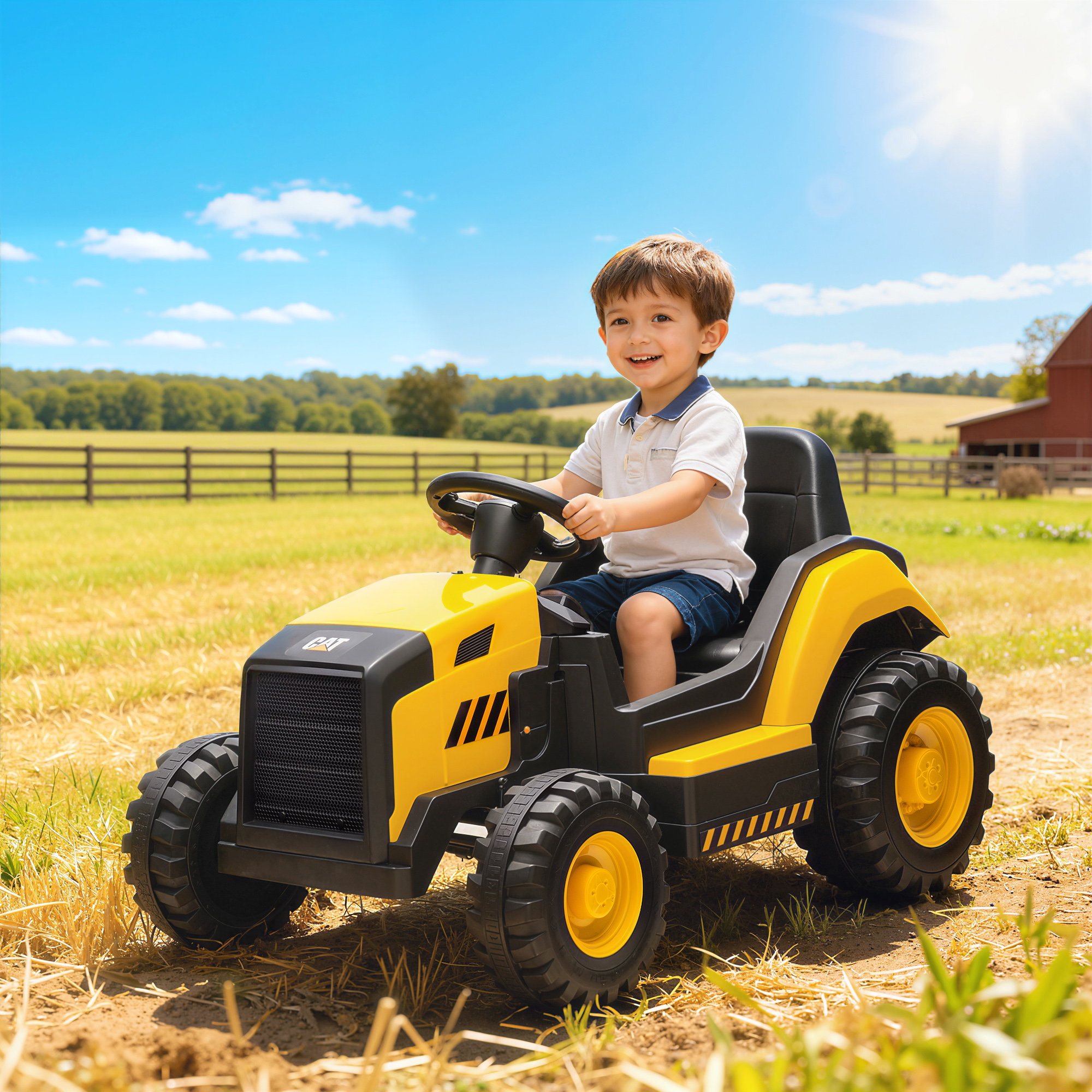 Un bambino sorridente guida un trattore giocattolo giallo in un campo soleggiato con un fienile sullo sfondo.