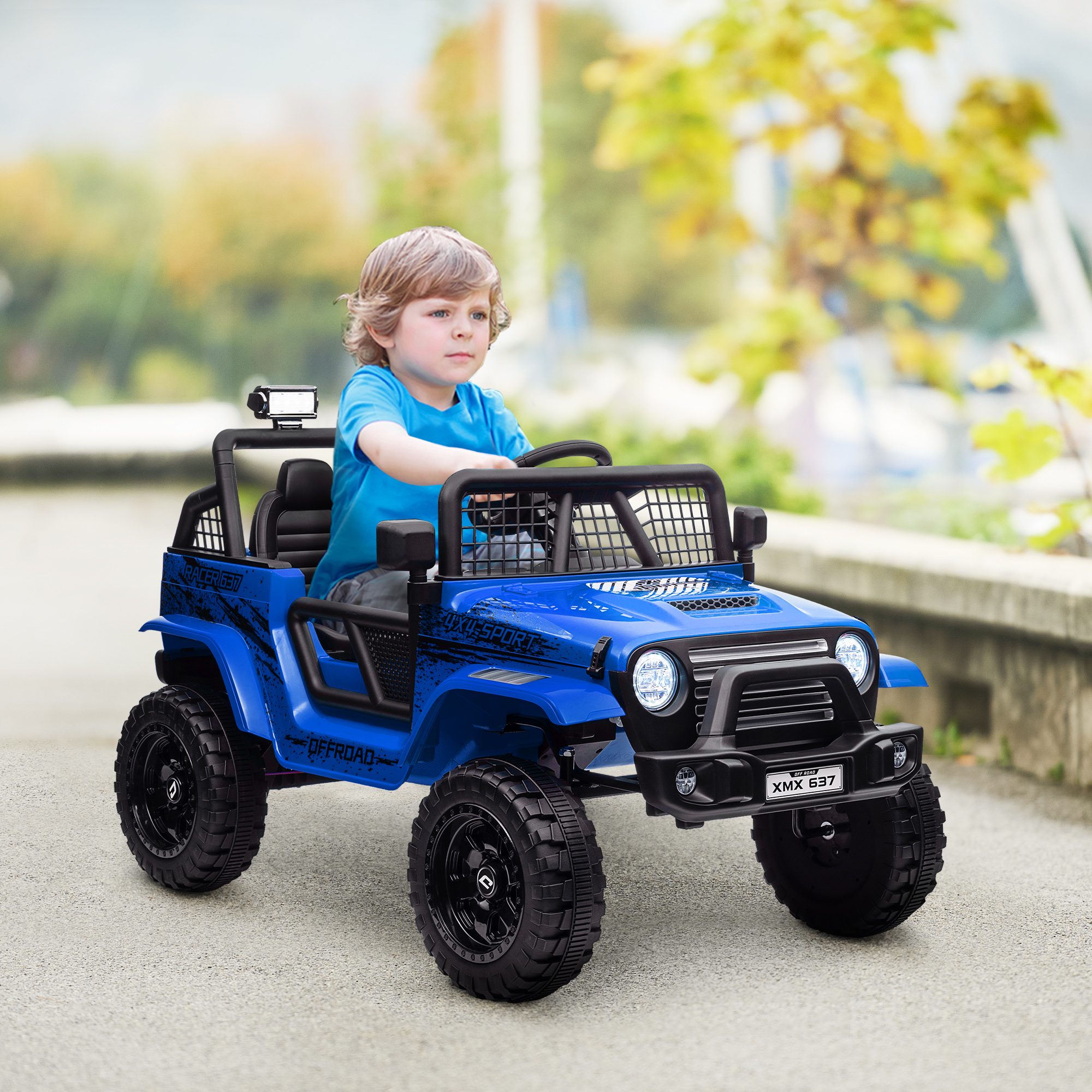 Un bambino guida una jeep giocattolo elettrica blu all'aperto.
