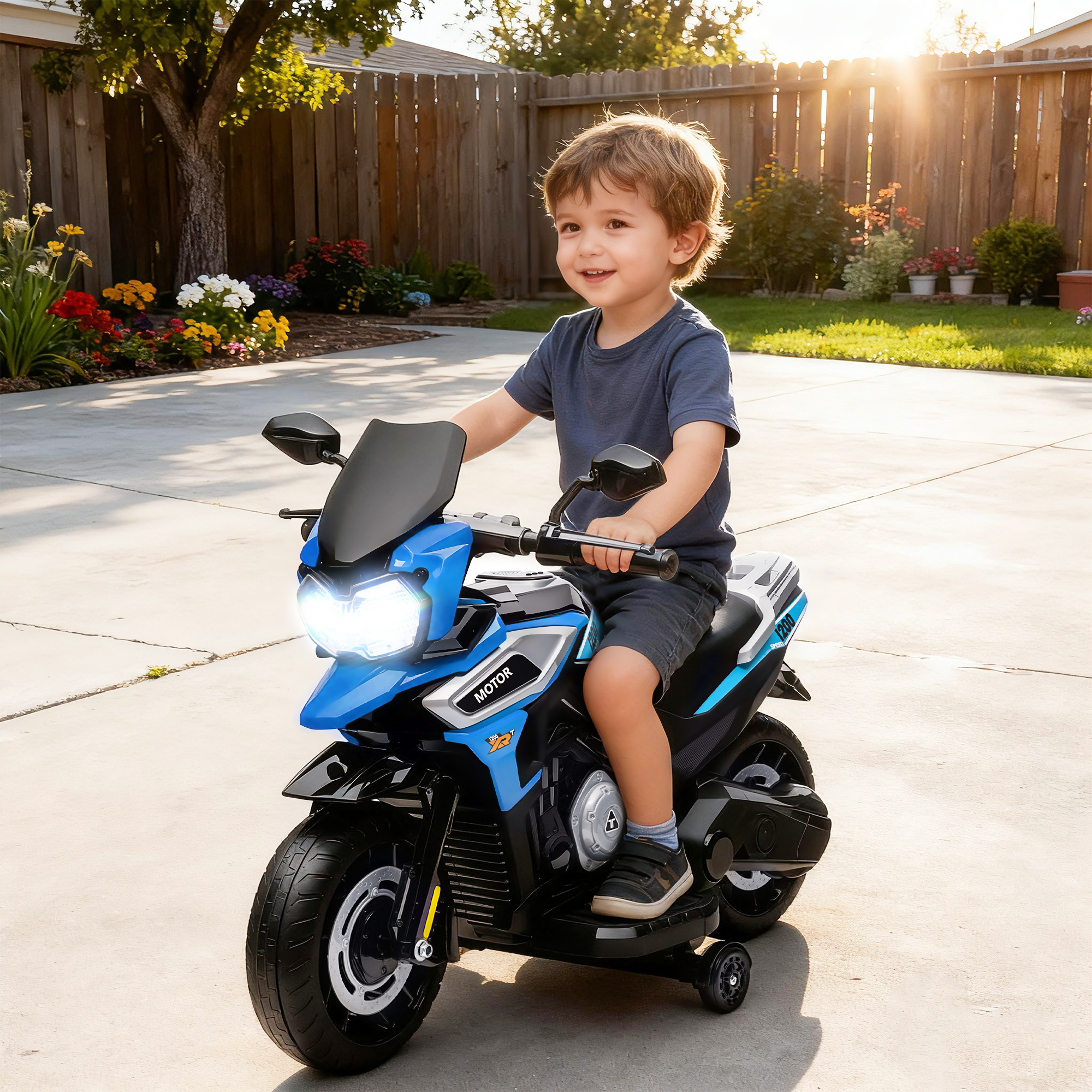 Un bambino guida una moto giocattolo blu in un cortile.