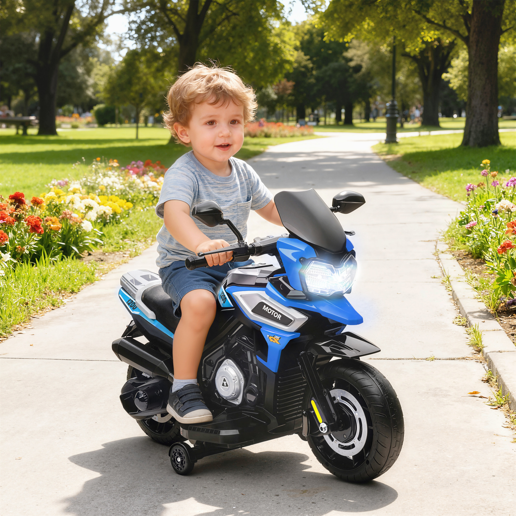 Un bambino guida una moto giocattolo blu su un sentiero del parco fiorito.