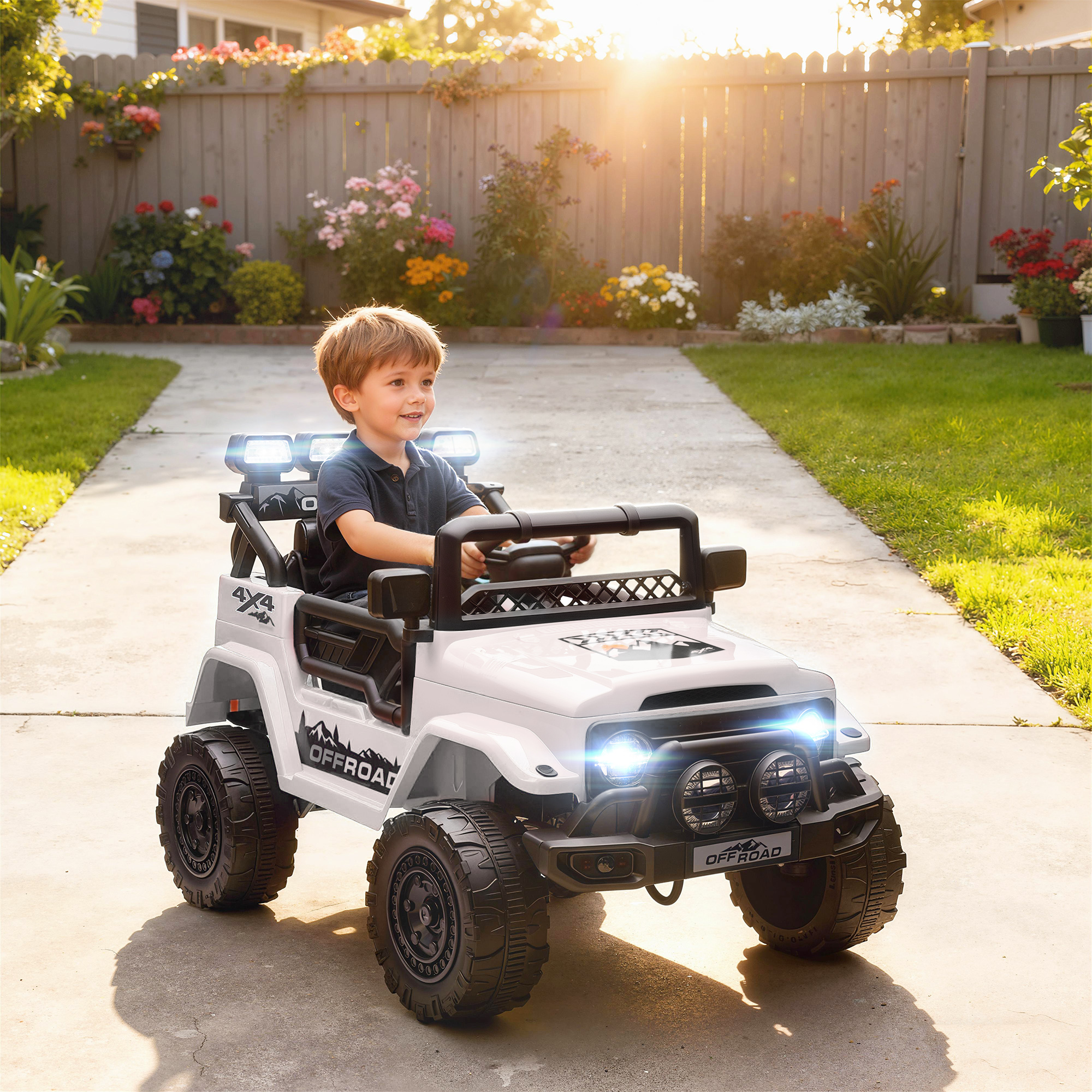 Un bambino guida una jeep elettrica bianca in un cortile soleggiato.
