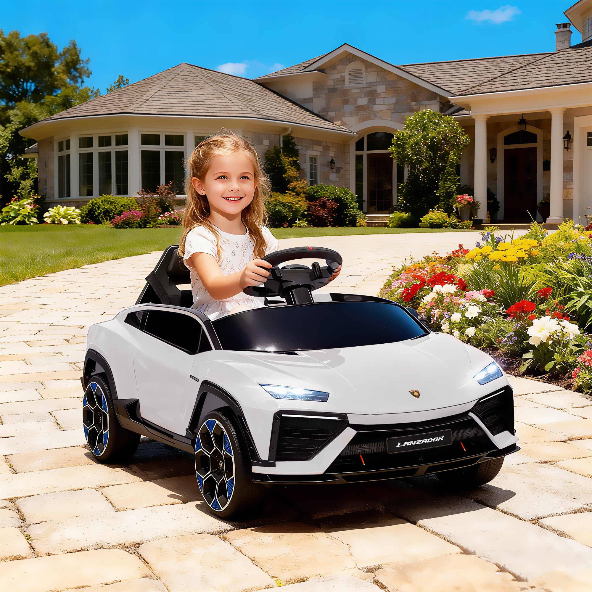 Una bambina guida un'auto elettrica bianca su un vialetto pavimentato davanti a una casa.