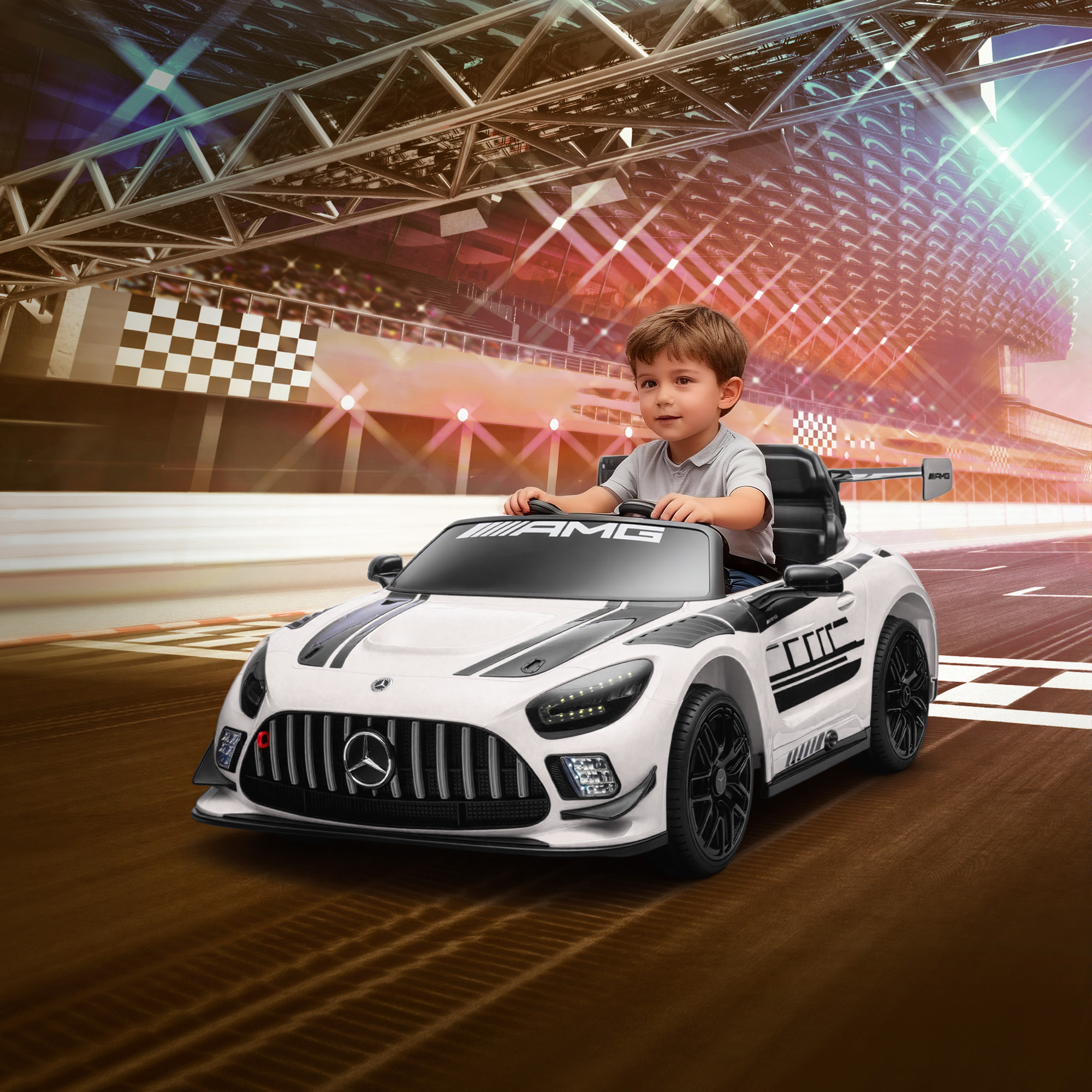 Un bambino in un'auto giocattolo bianca su una pista da corsa con bandiera a scacchi.