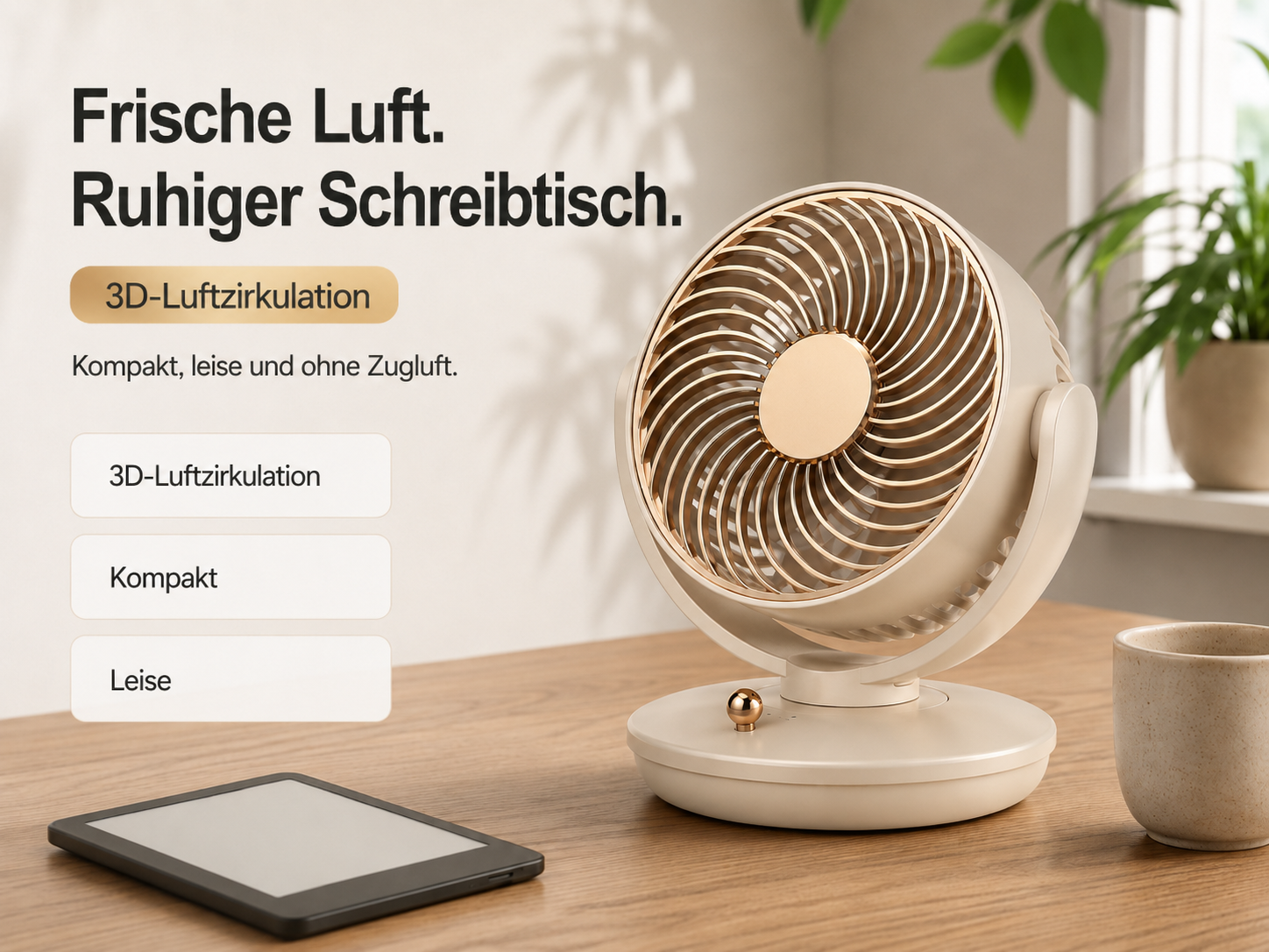 Ein beiger Ventilator steht auf einem Schreibtisch neben einem Tablet und einer Tasse.