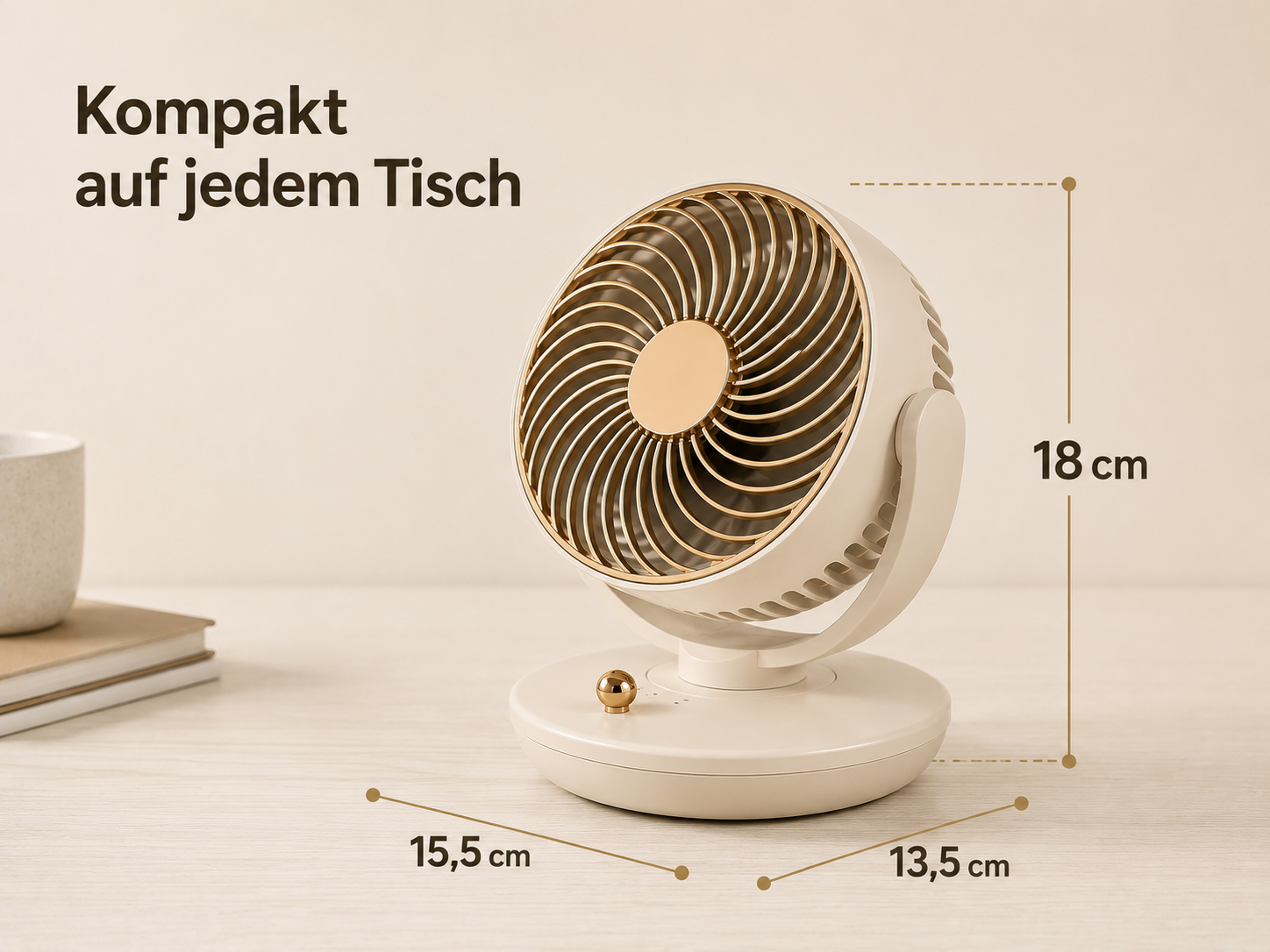 Ein kleiner, cremefarbener Ventilator mit goldenen Akzenten steht auf einem Tisch.