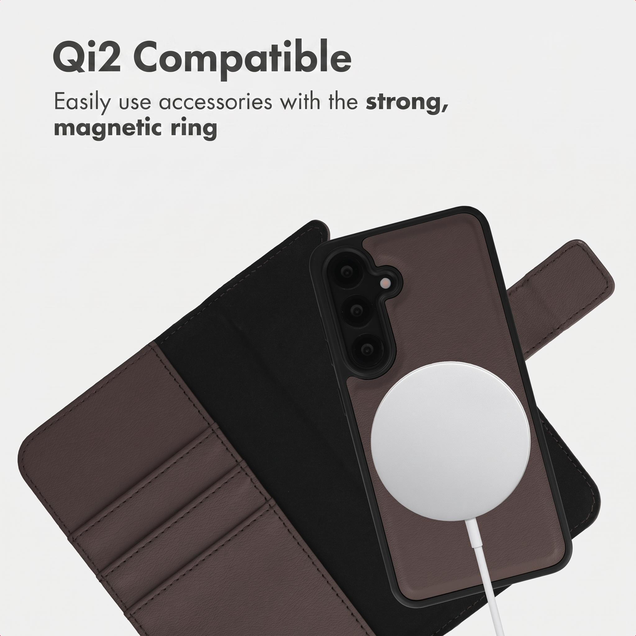 Braunes Lederetui mit Handy, magnetischem Ring und Ladekabel.
