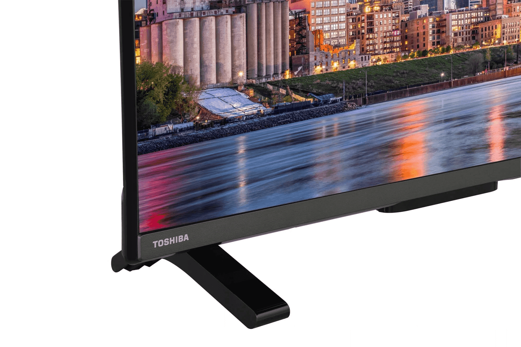 TV Toshiba con skyline di città sul fiume di notte.