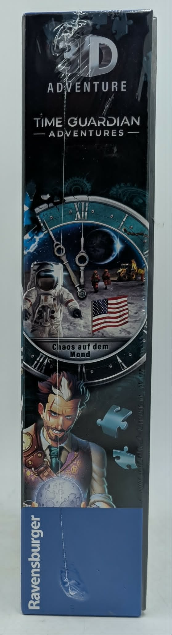 Ein Astronaut auf dem Mond neben einer Flagge und einem Bagger.