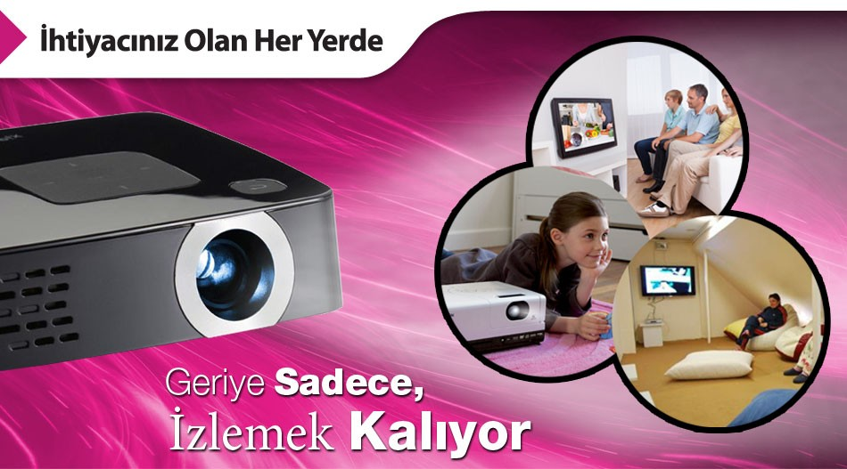 Solda projektör, üç dairede sahneler: aile TV izliyor, kız yerde, odada insanlar.