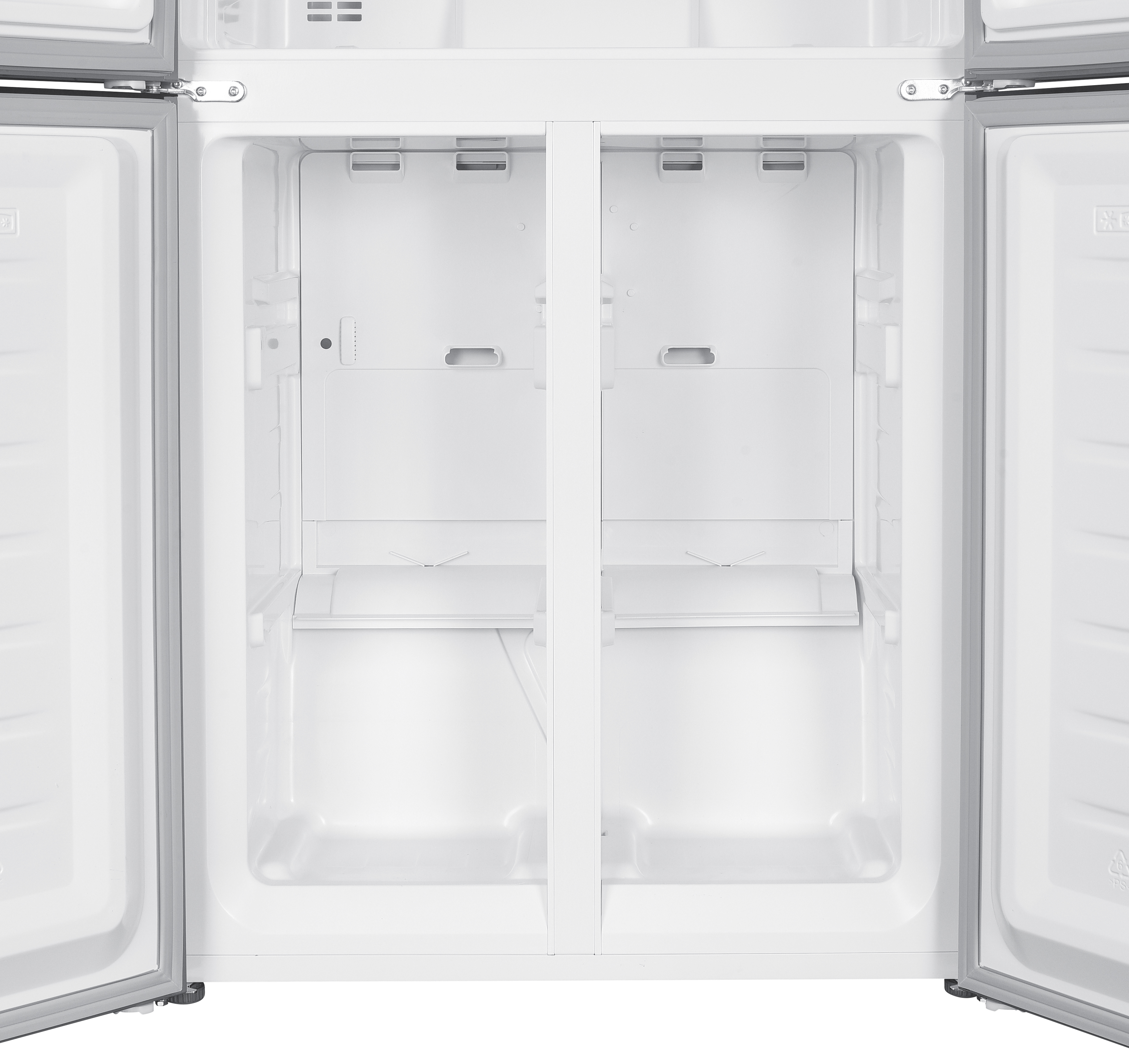 Un refrigerador vacío con puertas abiertas, con dos compartimentos principales y estantes.