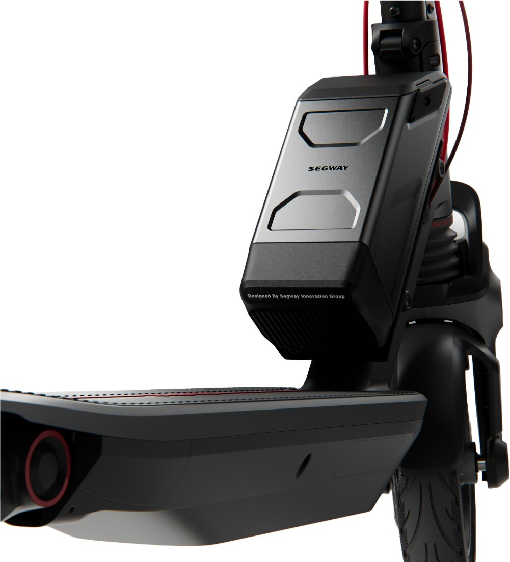 Primo piano di un monopattino elettrico Segway nero su sfondo bianco.