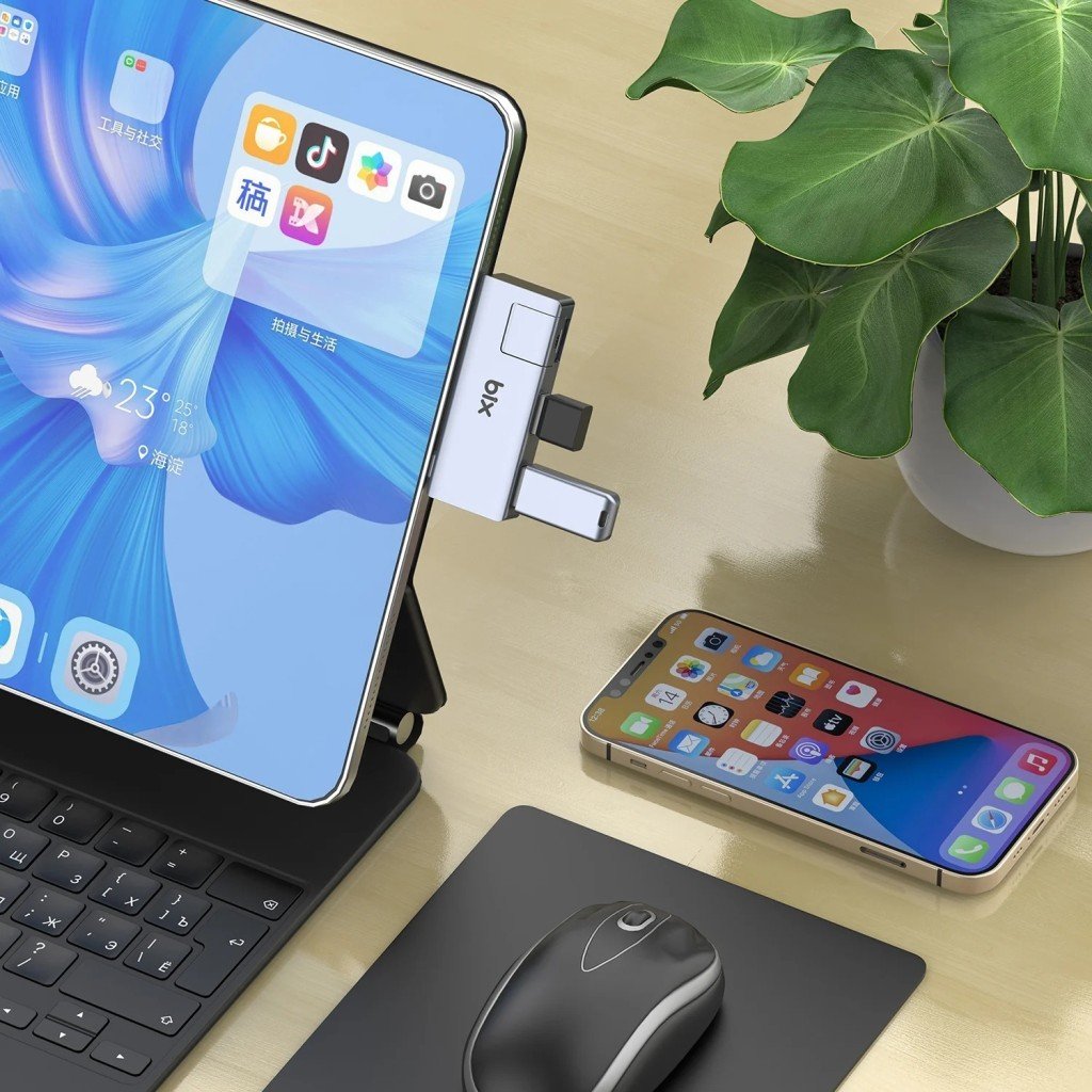 USB hub'lı tablet, yanında akıllı telefon, fare ve klavye.