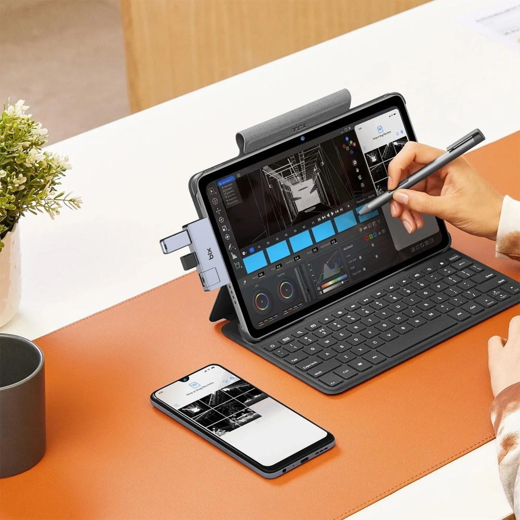 Klavye ve kalemli tablet, masada bir akıllı telefonun yanında.
