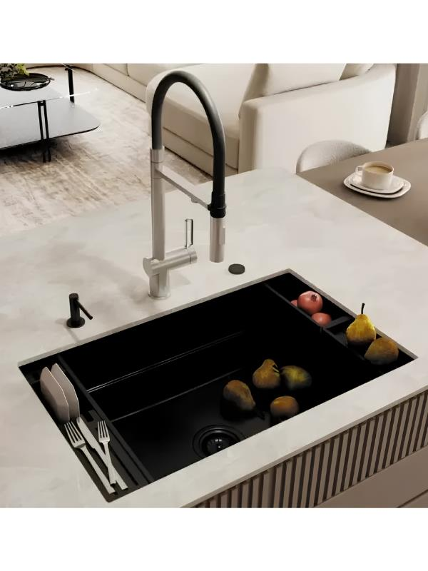Mutfakta meyve, çatal bıçak takımı ve musluk bulunan modern siyah lavabo.