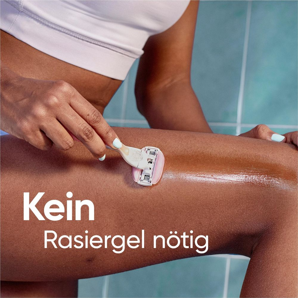 Eine Hand rasiert ein Bein mit einem rosa Rasierer. Kein Rasiermittel nötig.
