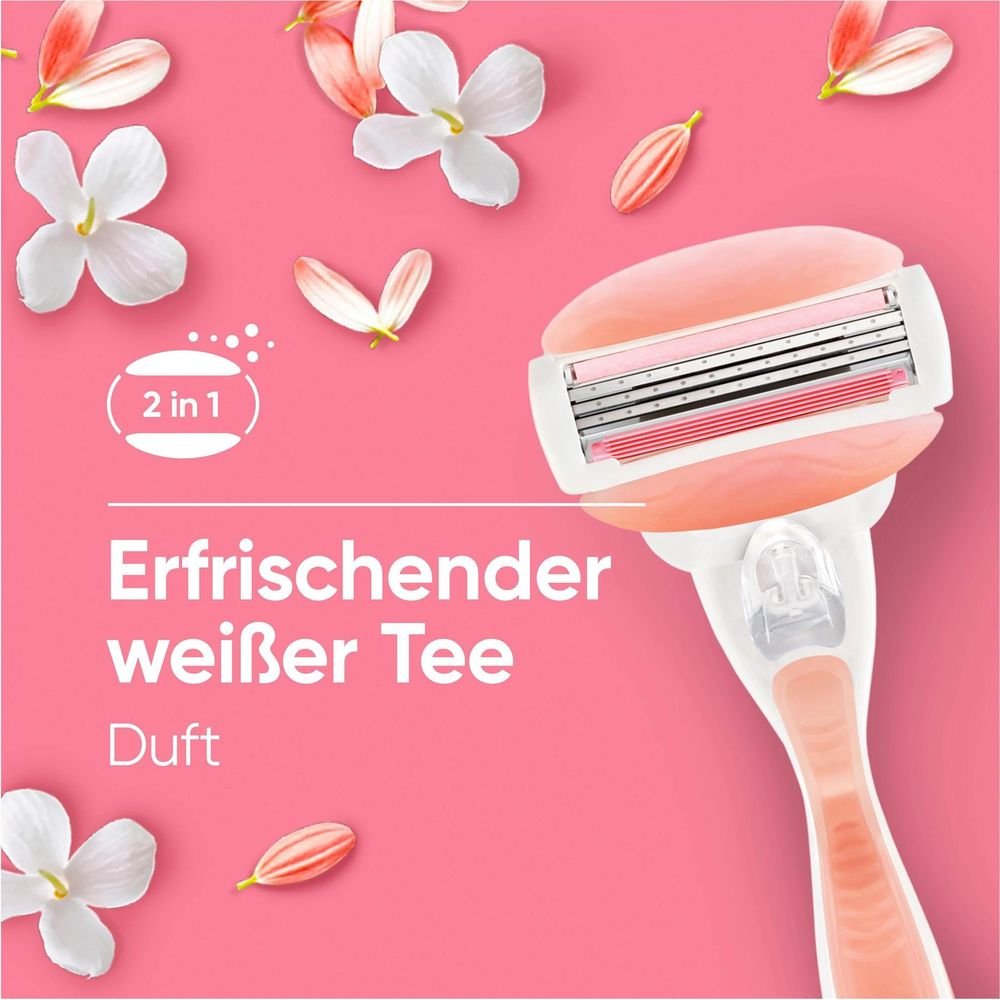 Ein rosa Rasierer mit 5 Klingen und weißem Tee Duft auf rosa Hintergrund mit Blumen.