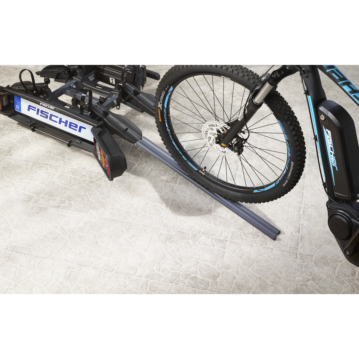 Ein E-Bike auf einem Fahrradträger auf grauem Fliesenboden.