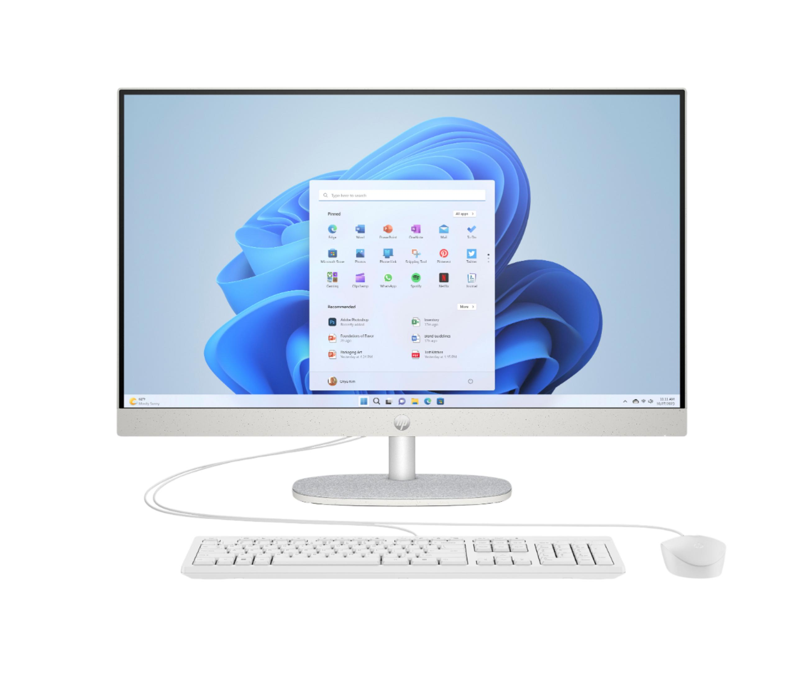 Ein weißer HP All-in-One PC mit Tastatur und Maus, der auf einem Schreibtisch steht.
