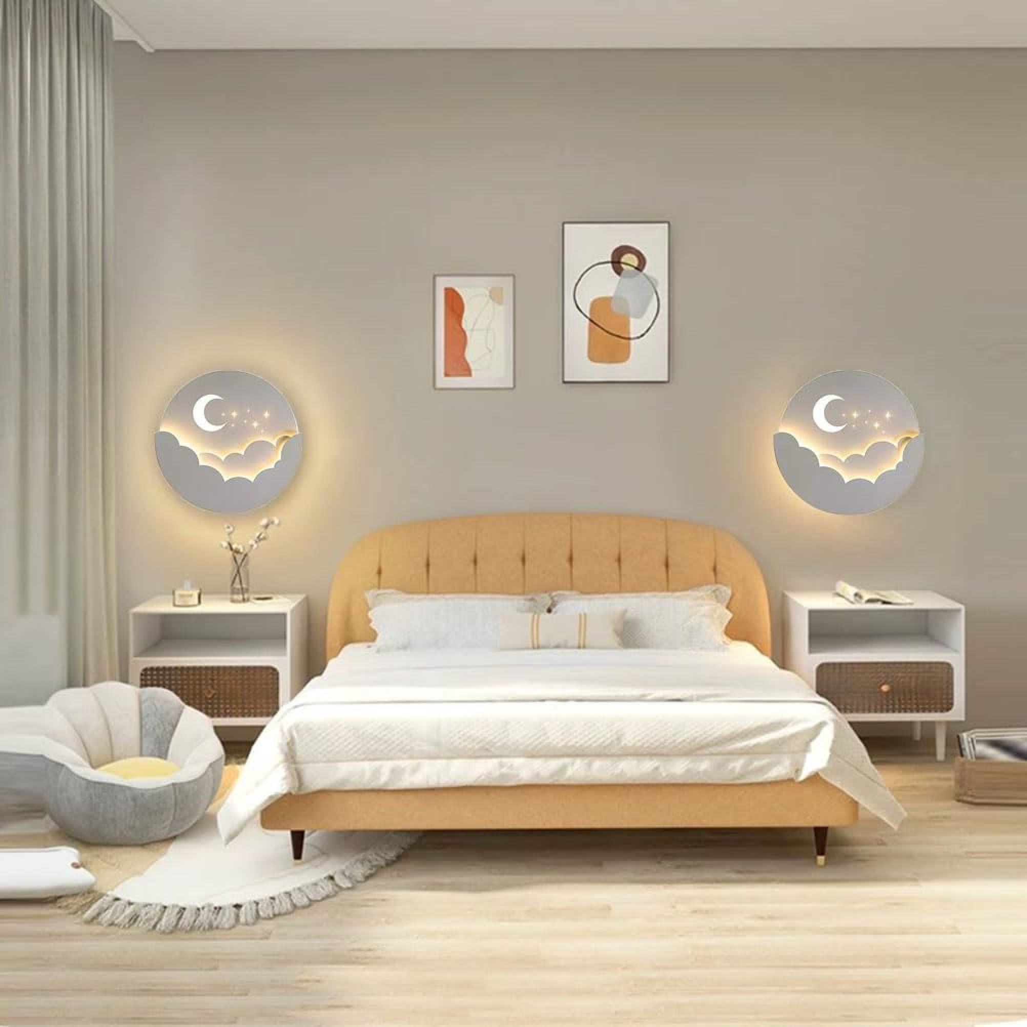 Ein Schlafzimmer mit einem Bett, Nachttischen und Wandleuchten mit Mond- und Wolkenmotiv.