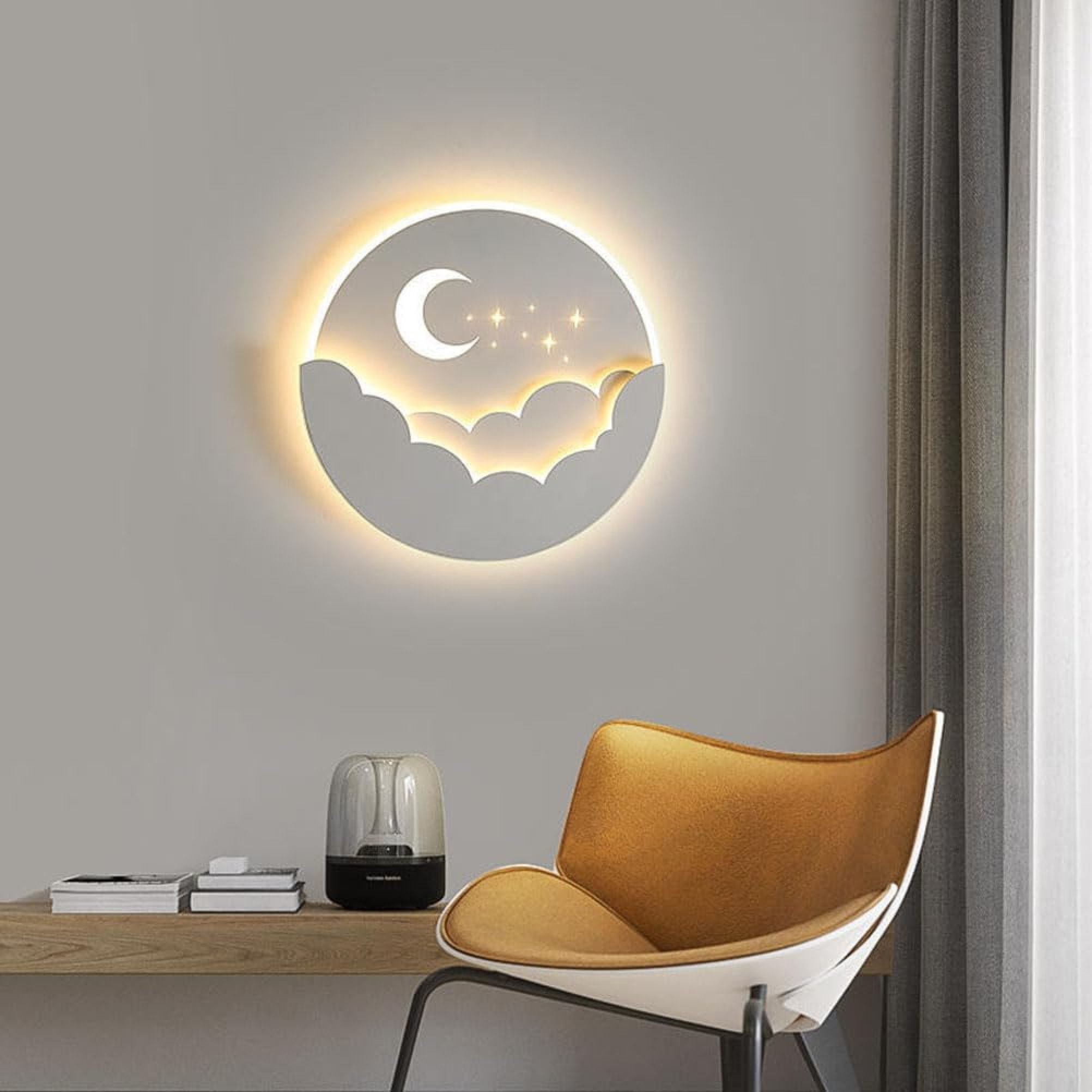 Eine runde Wandleuchte mit Mond, Sternen und Wolken, beleuchtet.