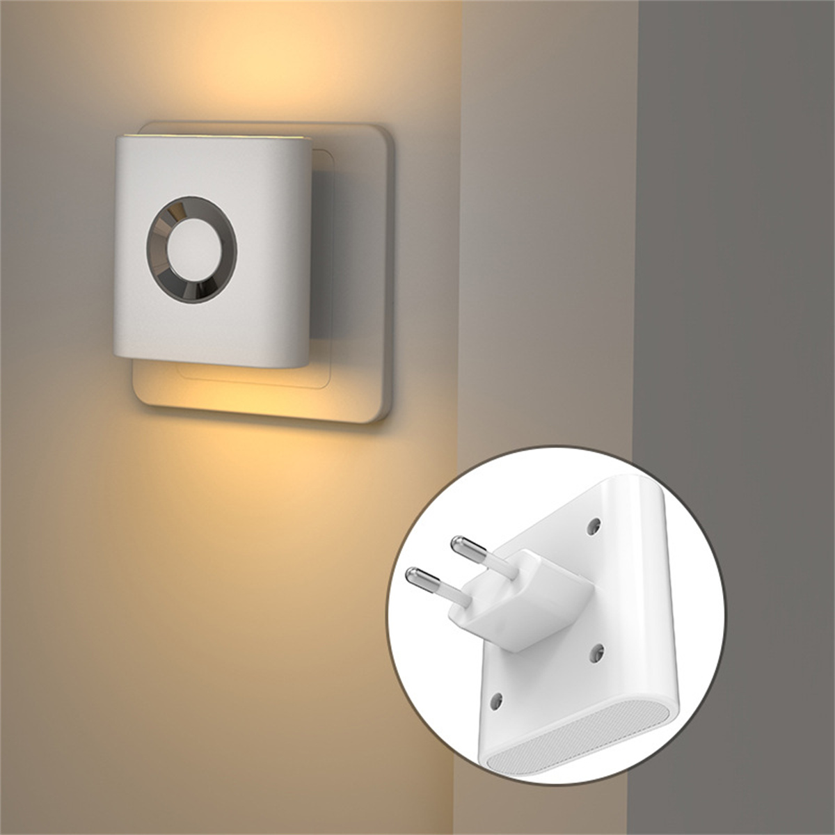 Ein weißer Nachtlichtadapter mit einem kreisförmigen Muster wird in eine Steckdose gesteckt.