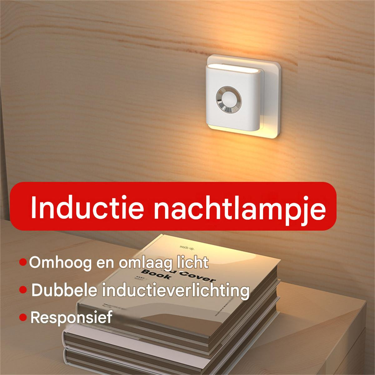 Ein weißes Nachtlicht leuchtet auf einem Holzhintergrund. Ein Buch liegt darunter.