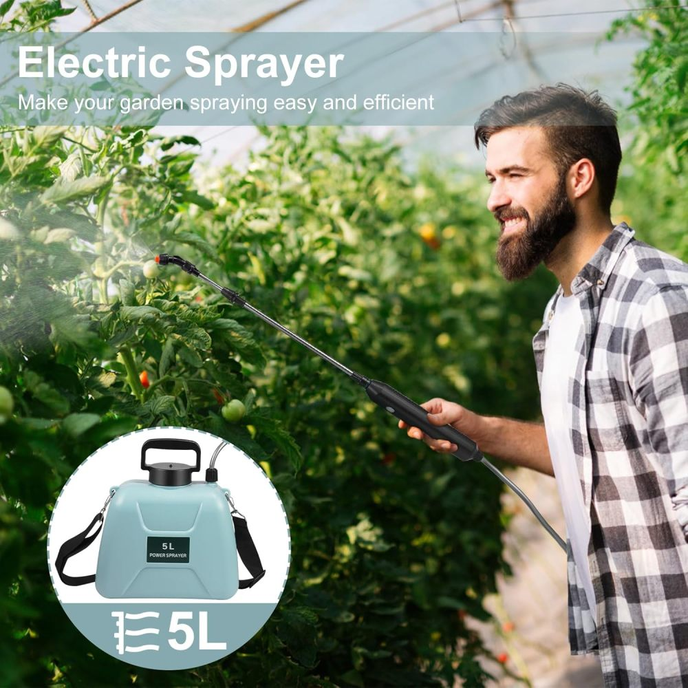 Mann sprüht Pflanzen mit elektrischer Sprühflasche im Gewächshaus.