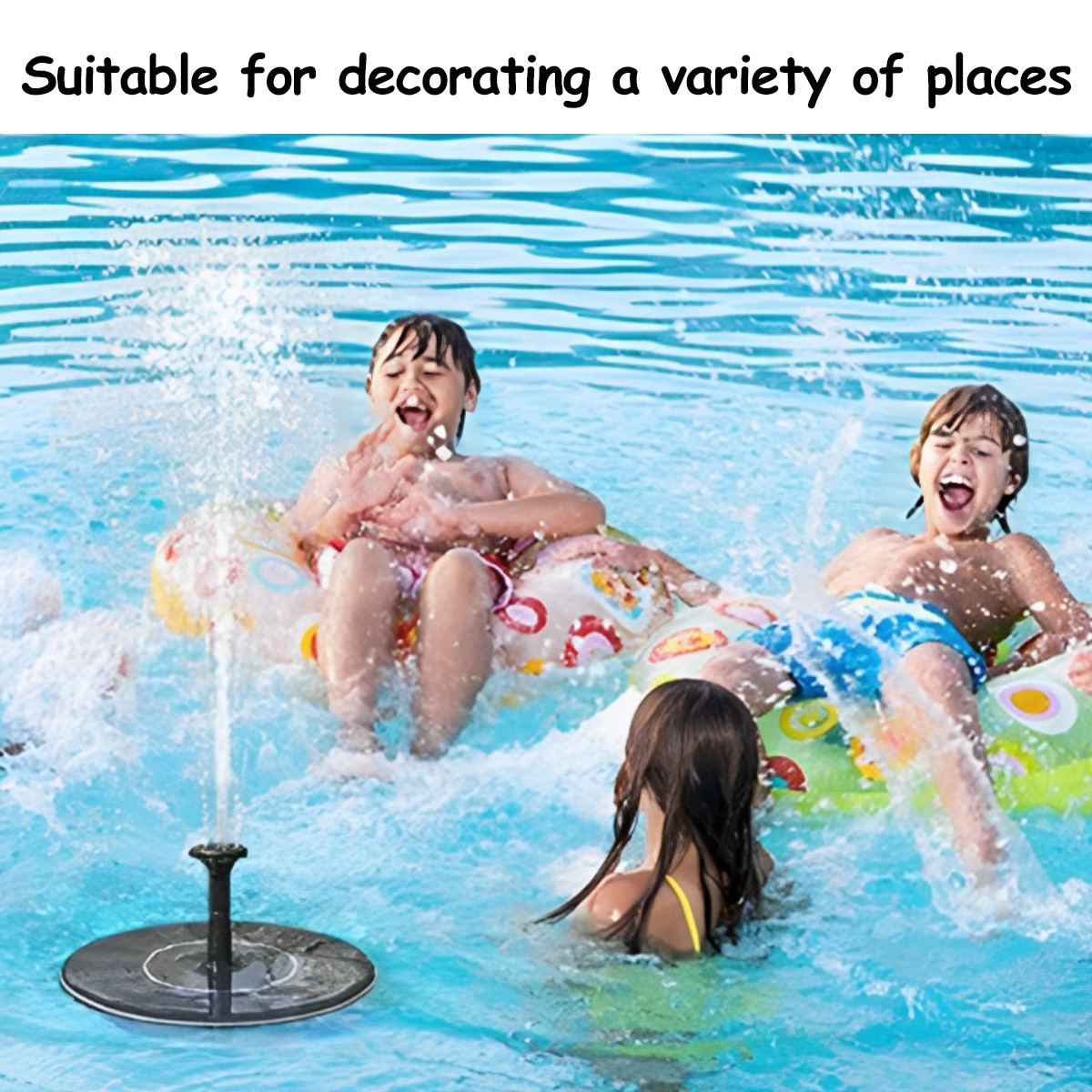 Kinder planschen in einem Pool mit einem Solarbrunnen. Zwei Jungen auf Schwimmringen, ein Mädchen im Vordergrund.