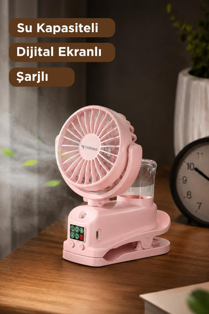 Su haznesi ve dijital ekranlı küçük pembe fan, sis püskürtüyor.